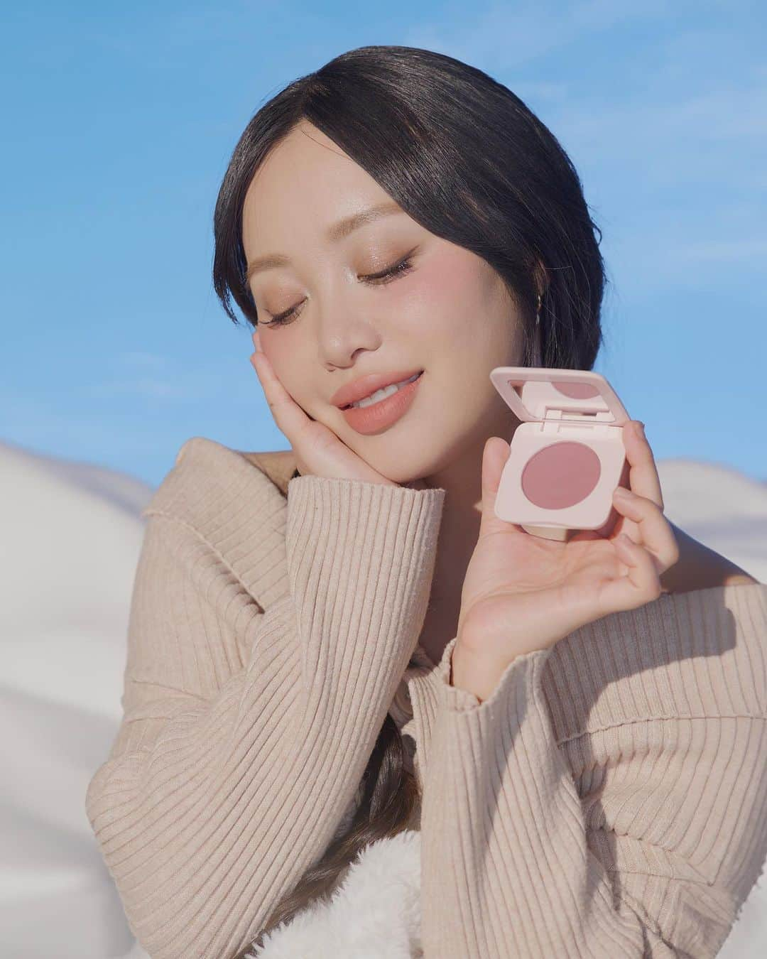 ミシェル・ファンのインスタグラム：「Our new blush that blurs the skin and looks airbrushed ☁️ @emcosmetics pillow plush blush 🪄 it’s like magic #emcosmetics」