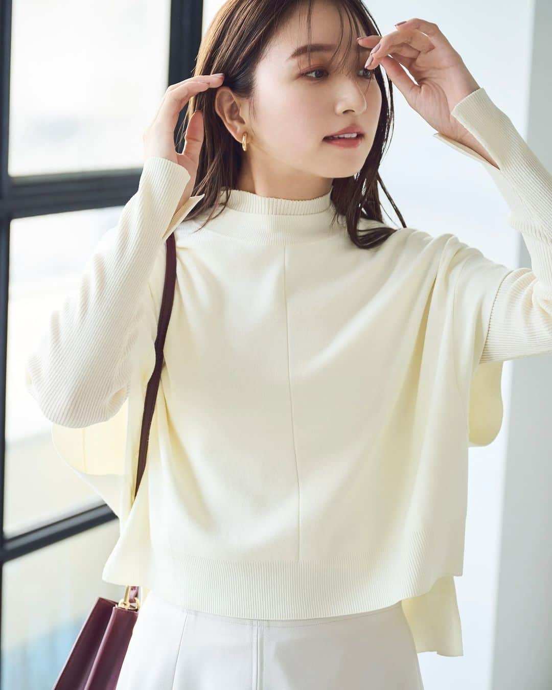 NATURAL BEAUTY BASICのインスタグラム：「鹿沼憂妃さん着用の 秋の新作webカタログが大好評公開中♡  ■ニットベスト×シアーリブトップス ¥10,890 tax in size:FR color:クロ×シロ/チャコール/グレー×シロ/オフ #0173270904  ■＜ウーリッシュカルゼシリーズ＞切替フレアスカート ¥9,460 tax in size:S/M/PS color:クロ/オフベージュ/キャメル/バーガンディ(bdONLINE限定色) #0173220814  ------------------------------------  Stylish mood in AUTUMN Feat.Yuki Shikanuma  シンプルながらも構築的なシルエットを作り出すトップスに、 クリーンなナロースカートやタックパンツ… NBBはこの秋、ミニマル＆スタイリッシュなコーディネートをご提案。  ファーやチュール、優しげなニュアンスカラー… 女性らしいニュアンスも程よく盛り込まれているから、 フェミニン派にもしっくりフィット。  #鹿沼憂妃 さん #レイヤードコーデ #ニットベスト #フレアスカート #ワントーンコーデ  #ホワイトコーデ #秋先取り #秋コーデ #お出かけコーデ #オフィスコーデ #オフィスカジュアル #通勤コーデ #大人可愛い #カラーコーデ  #着回しコーデ #きれいめカジュアル  #ベーシックコーデ #ベーシック #ナチュラルコーデ #トレンドスタイル #シンプルコーデ #ナチュラルビューティーベーシック #naturalbeautybasic」