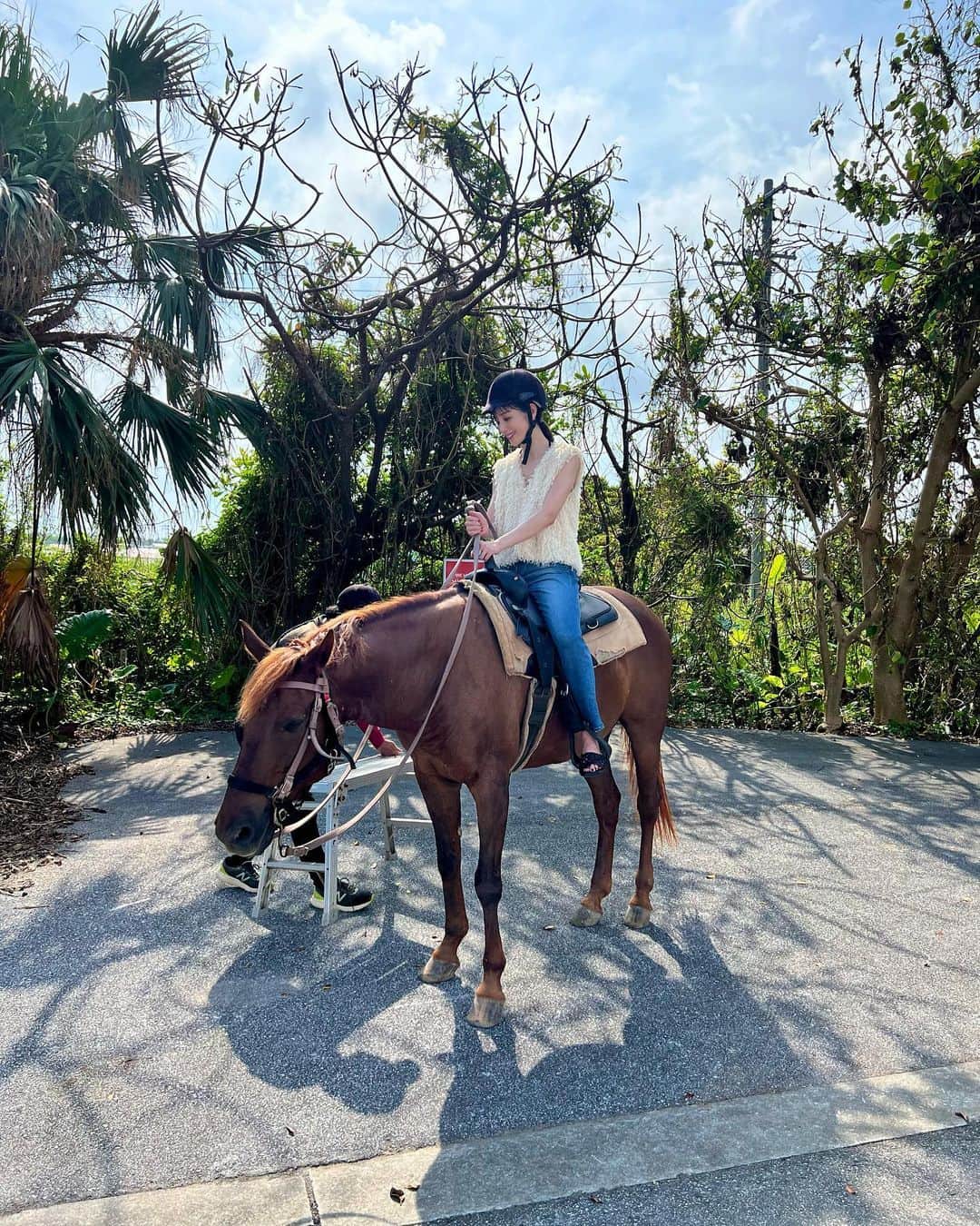 木下ココさんのインスタグラム写真 - (木下ココInstagram)「初めての乗馬🏇 ・ 相棒はグッディ、 ２０歳の女の子です。 ・ 乗る前にレクチャーを受けたけど、 慣れない手綱の操作にたじだじ😅 ・ 撮影もお利口なグッディに終始をリードしてもらった気分🫶🏻 ・ 浜辺に向かう途中、生い茂った草を我慢してくれたから、撮影が終わってからごはんのご褒美を。 ・ 浜辺を馬に乗り、高い視線から眺める海も綺麗だった🌴🌴😊 ・ ・ ・ #okinawa #オフショット #撮影 #星のや沖縄  #星のや #乗馬 #リゾート #旅 #大人女子 #大人百花 #沖縄 #モデル #木下ココ」8月19日 12時09分 - cocot_chan