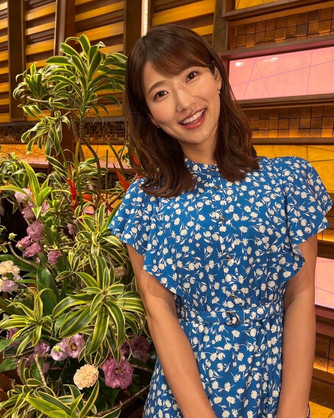 安藤萌々のインスタグラム：「鮮やかなブルーのワンピース👗   ワンピースNOLLEY'S ピアスete  映画、500日のサマーのヒロイン、サマーを思い出しました💠  良い週末をお過ごしください！  #ゴルフ焼け #ゴルフ #女性アナ  #アナウンサー #衣装  #夏服  #セルフメイク  #ウォームスプリング  #骨格ウェーブ  #イエベ春 #パーソナルカラー  #ソフトエレガント #フレッシュ #メイク #ヘアアレンジ #大人かわいい コーデ  #綺麗め #ソフエレ #ENTP  #ワンピース #モノトーン  #イメコン #コーディネート」