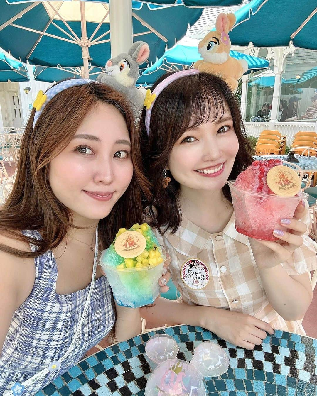 浅井麻里さんのインスタグラム写真 - (浅井麻里Instagram)「🍧ディズニー40周年かき氷🍧 ⁡ こう毎日あっついと、かき氷食べたくなる…❤️ ⁡ ディズニーランドの40周年クッキーが乗った シェイブアイス✨🍧 ⁡ 🍓ストロベリーミルク 🍊トロピカルフルーツ＆オレンジ 各700円 @プラザパビリオン・レストラン ⁡ ディズニーのシェイブアイスが復活して嬉しい💕🥰 ⁡ リトルグリーンマンが乗った宇治金時の シェイブアイスとか販売されてたの懐かしい…✨ わかる人いる？🚀🤣 ⁡ ⁡ #東京ディズニーランド40周年 #東京ディズニーリゾート40周年 #ディズニーランド40周年 #ディズニー40周年 #ディズニーフード #ディズニーリゾート #ディズニーランド #東京ディズニーランド #東京ディズニーリゾート #ディズニーカチューシャ #ディズニーグルメ #東京ディズニー #プラザパビリオン #プラザパビリオンレストラン #かき氷 #シェイブアイス #映えスイーツ #40周年 #tokyodisneyresort #disneyland #tokyodisneyland #castel_friend_land #disneyfood #ミスバニー #ミスバニーコーデ #ディズニーコーデ #ディズニーバウンド」8月19日 12時05分 - mari_asai_625