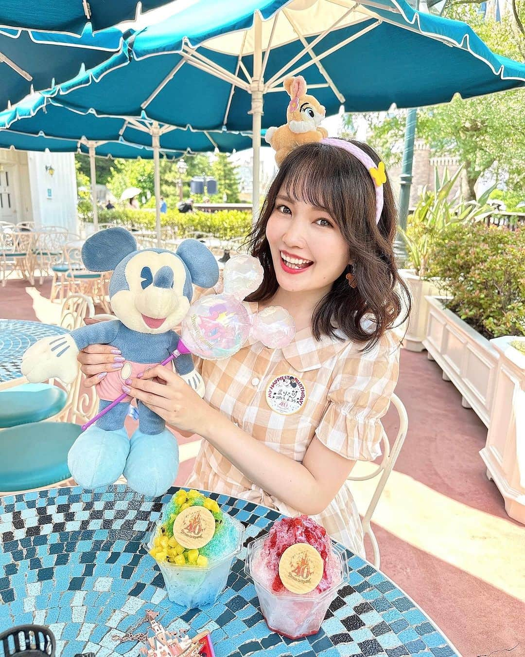 浅井麻里さんのインスタグラム写真 - (浅井麻里Instagram)「🍧ディズニー40周年かき氷🍧 ⁡ こう毎日あっついと、かき氷食べたくなる…❤️ ⁡ ディズニーランドの40周年クッキーが乗った シェイブアイス✨🍧 ⁡ 🍓ストロベリーミルク 🍊トロピカルフルーツ＆オレンジ 各700円 @プラザパビリオン・レストラン ⁡ ディズニーのシェイブアイスが復活して嬉しい💕🥰 ⁡ リトルグリーンマンが乗った宇治金時の シェイブアイスとか販売されてたの懐かしい…✨ わかる人いる？🚀🤣 ⁡ ⁡ #東京ディズニーランド40周年 #東京ディズニーリゾート40周年 #ディズニーランド40周年 #ディズニー40周年 #ディズニーフード #ディズニーリゾート #ディズニーランド #東京ディズニーランド #東京ディズニーリゾート #ディズニーカチューシャ #ディズニーグルメ #東京ディズニー #プラザパビリオン #プラザパビリオンレストラン #かき氷 #シェイブアイス #映えスイーツ #40周年 #tokyodisneyresort #disneyland #tokyodisneyland #castel_friend_land #disneyfood #ミスバニー #ミスバニーコーデ #ディズニーコーデ #ディズニーバウンド」8月19日 12時05分 - mari_asai_625