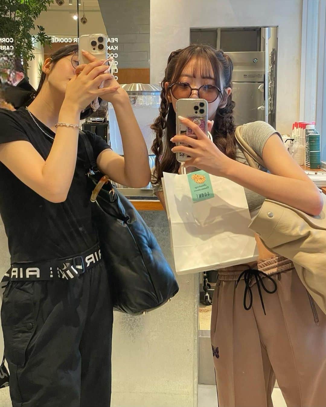 のインスタグラム：「移動時間を有効に使う人達.」