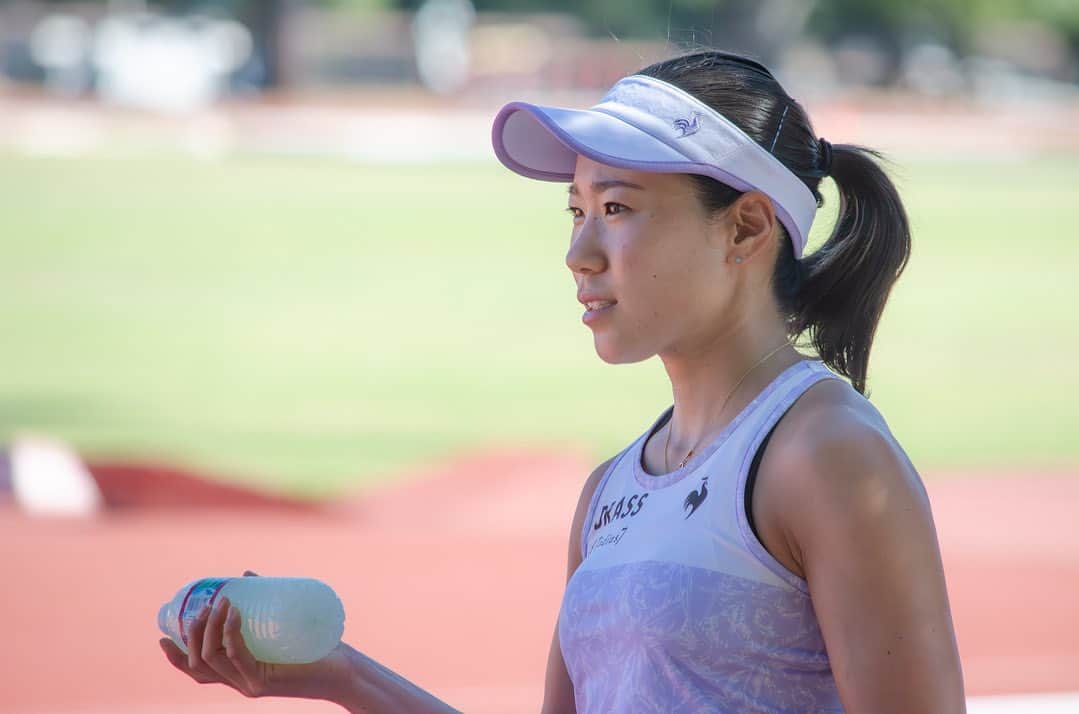 日比野菜緒のインスタグラム：「優勝した次の週は難しいと言われているし、実際私も優勝した次の週の一回戦を勝ったことがなくて、そんなことを考えていたら頭がパンパンになってしまっていたけど、  やっぱり大切なのは、自分を高めるための毎日の積み重ね。結果はその延長にあるものだ。 結果にとらわれて、頭でっかちになって、身動きが取れなくなることが一番良くない！  そんなことを感じたスタンフォードでした🇺🇸  📷: @tortoise52tennis」