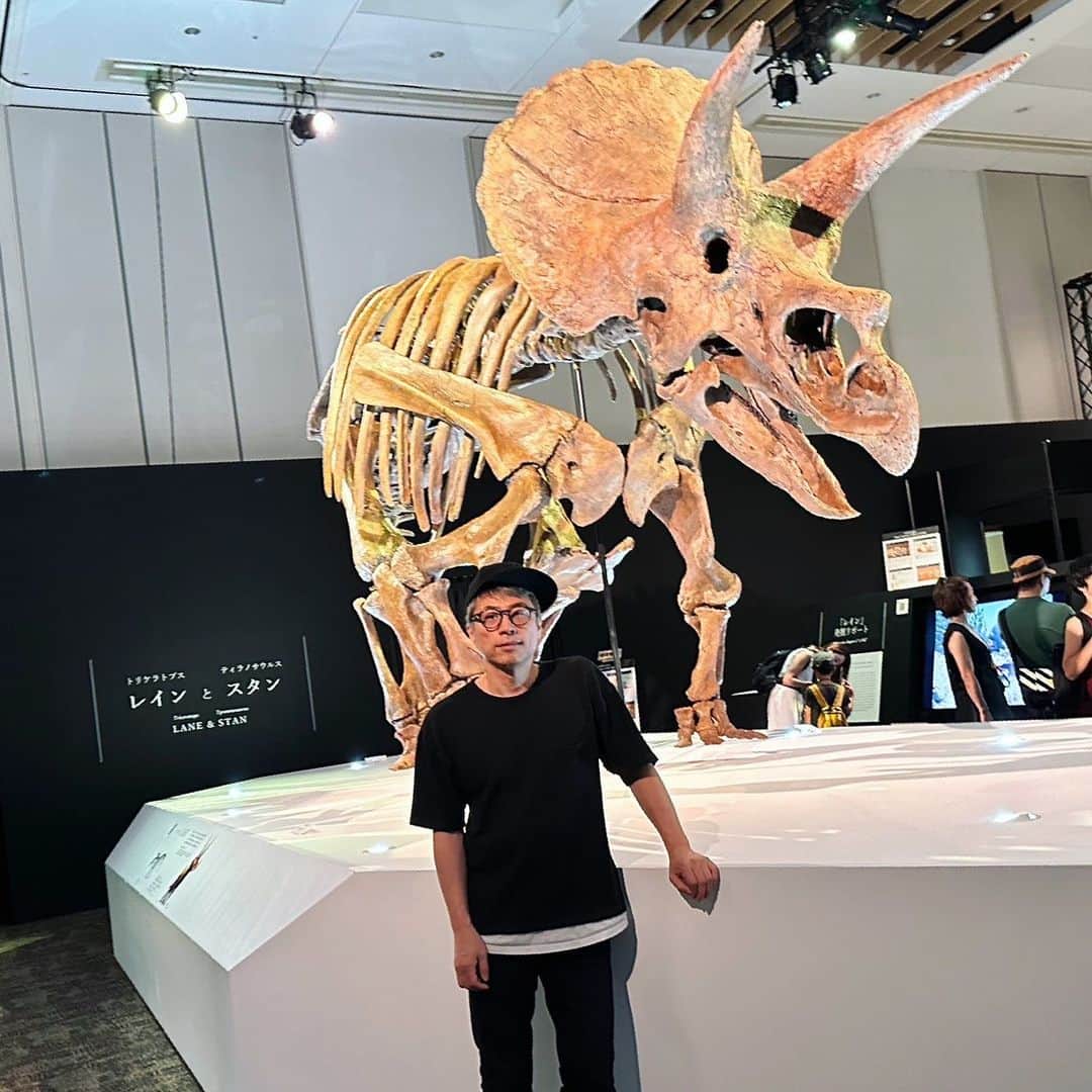 田村淳さんのインスタグラム写真 - (田村淳Instagram)「恐竜科学博に行ってきました！ 我が家は僕以外の女子3名が恐竜大好き、 恐竜女子なのでとても喜んでました✨ 僕は行くまではそれほど興味を持ってなかったけれど、行くといろんな学びがあるし、トリケラトプスの幼体がとても好きになりました。とても見応えのある展示でした♪  娘たちへ 興味関心のあるものをどんどん突き進むのも良いですが、出会いがあれば自分が興味のないものでも触れてみるといいよ。ちょっとしたきっかけで人生は大きく変わる！食わず嫌いせずにチャンスがあればトライしよう！ 　　　　　　　　　　　パパより」8月19日 12時19分 - atsushilb