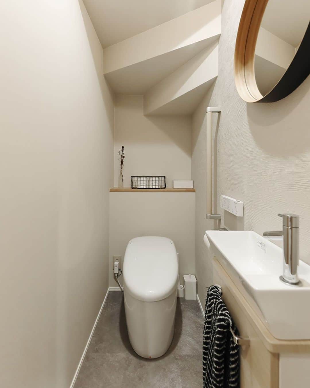 デザオ建設さんのインスタグラム写真 - (デザオ建設Instagram)「トイレ🚽 階段下を有効利用したおトイレです✨ タンクレスのトイレですっきり見えますし 可愛い手洗いと鏡でおしゃれなトイレになっていますね！！ ⁡ ⁡ ※モデルハウス展示場予約は、 　@dezao_kensetsuのURLに 　とんでいただき、「イベント予約」から 　お待ちしております🏠 ⁡ #注文住宅 #マイホーム #インテリア #新築  #リフォーム #リノベーション #家 #住宅 #interior #デザオ建設 #工務店 #一軒家 #日々 #マイホーム記録 #暮らし #リビング #おうち #トイレ #トイレインテリア #トイレ床 #トイレ手洗い #トイレ鏡 #鏡 #階段下  #階段下有効活用 #トイレクロス」8月19日 12時11分 - dezao_kensetsu