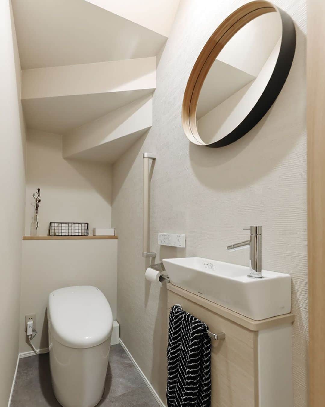 デザオ建設のインスタグラム：「トイレ🚽 階段下を有効利用したおトイレです✨ タンクレスのトイレですっきり見えますし 可愛い手洗いと鏡でおしゃれなトイレになっていますね！！ ⁡ ⁡ ※モデルハウス展示場予約は、 　@dezao_kensetsuのURLに 　とんでいただき、「イベント予約」から 　お待ちしております🏠 ⁡ #注文住宅 #マイホーム #インテリア #新築  #リフォーム #リノベーション #家 #住宅 #interior #デザオ建設 #工務店 #一軒家 #日々 #マイホーム記録 #暮らし #リビング #おうち #トイレ #トイレインテリア #トイレ床 #トイレ手洗い #トイレ鏡 #鏡 #階段下  #階段下有効活用 #トイレクロス」