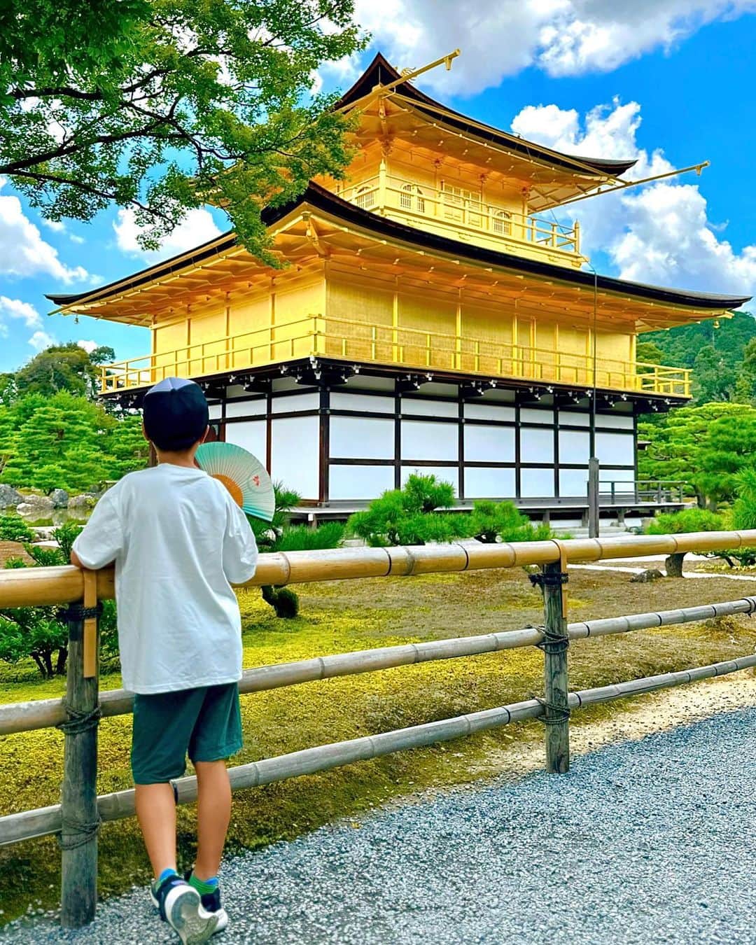 中道あすかさんのインスタグラム写真 - (中道あすかInstagram)「＼＼#ほぺたろうの夏休み 2️⃣🏯／／ #夏休み 入ってすぐに行った #京都 ーっ🏯✨ . . 京都は旦那さんの出身地なので しょっちゅう行くんだけど、 ほぺたろうに#金閣寺 を まだ見せたことなかったので 行ってきたよん🫶 . . 外国の方がいっぱいで、 むしろ#海外旅行 に 来た気分になるという 不思議さ←爆w . . そのあと、旦那さんが 猛プッシュの#あぶり餅 を みんなでのんびり食べて . . #おたべ 作り体験も してきました🙌 . . しかし、京都行くと 毎回思うけど、、 夏はめちゃくちゃ暑いし、 冬は死ぬほど寒いっっ‼︎ww . . 京都の方は忍耐強いというけど ほんと尊敬です🙇‍♀️ . . . . . ※気になったら後から見返すように投稿保存がオススメ📎 . . . . . 《30代ママ＆小学生息子の愛用品紹介してます✨》 (@asuroom ) . . . #なつやすみ #小学生#夏休み #夏休みの過ごし方#親子 #親子コーデ  #夏休みの過ごし方 #子連れスポット#小学生男子 #夏休み旅行 #ママ友 #男の子コーデ#京都旅行 #kyoto #kyotojapan #京都観光 #金閣寺🏯 #kinkakujitemple #kinkakuji #日本#japan #japantravel #japantrip」8月19日 12時14分 - asuroom