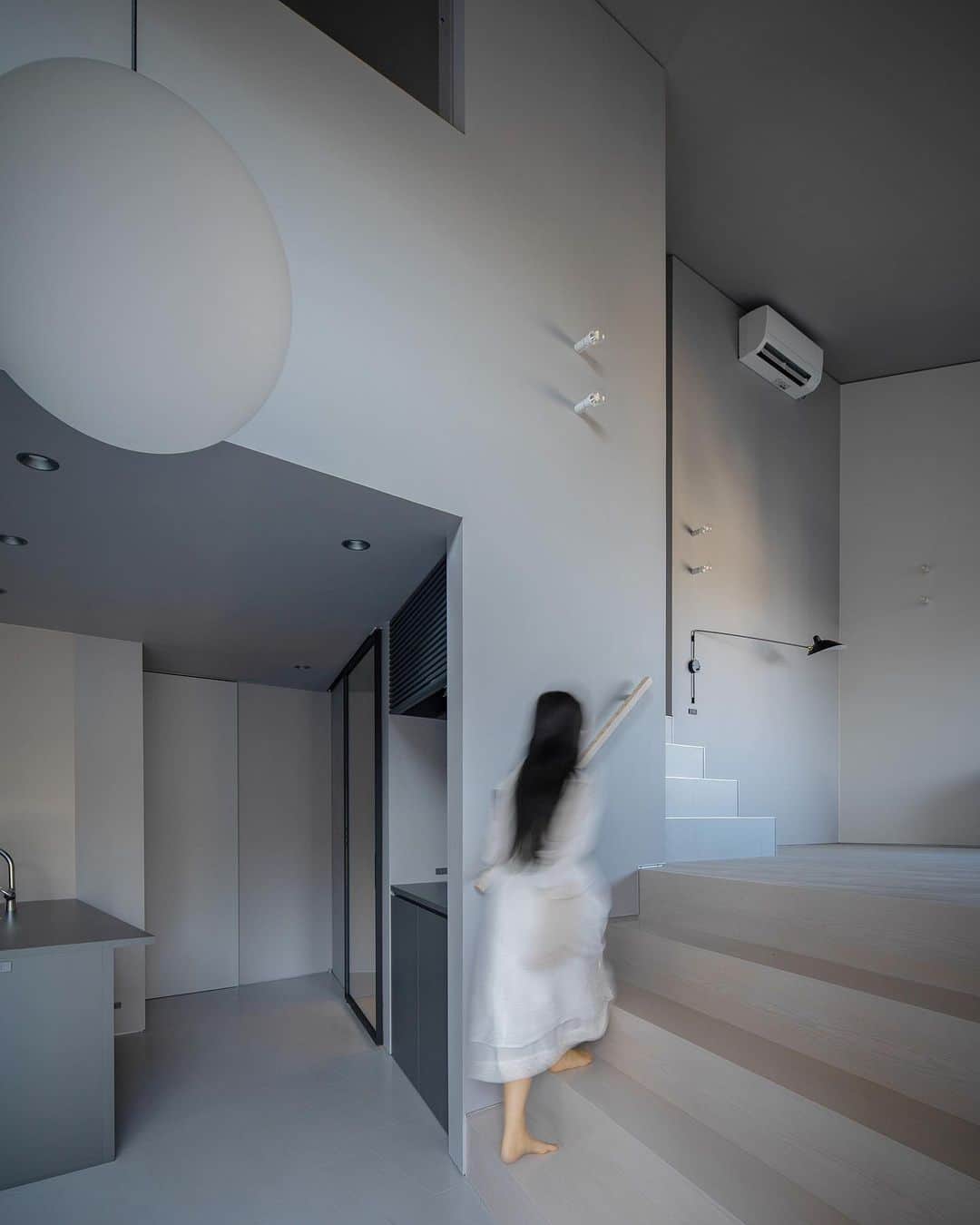 4E.okuwada architects officeのインスタグラム：「.  ゆったりと腰がかけられる そんな階段のようなものを リビングに、室内に  house in Sakasegawa use : residence｜loc hyogo @okuwada_architects  9/9〜9/17 2023秋のデザイン相談会 お気軽にご相談ください  Architect: Takeshi Okuwada Photo : Keishiro Yamada  #okuwada_architects_office  #室内 #リビング #階段 #デザイン住宅 #ホテルライク #こだわりの家 #おしゃれな家 #家づくりアイデア #グレーの家 #豪邸 #高級住宅 #モダンリビング #グレージュ #グレーインテリア #設計事務所 #建築家 #建築家とつくる家」
