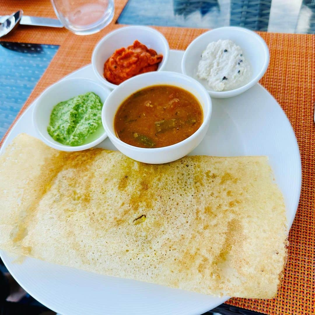 花總まりさんのインスタグラム写真 - (花總まりInstagram)「南インドの朝食の定番。 ドーサ。今日は、中にポテトマサラが入っているのをいただきました。 美味しかったよ😋 #南インドの旅 #南インドの朝食 #ケララ #ドーサ #dosa」8月19日 12時15分 - hanafusamari_official