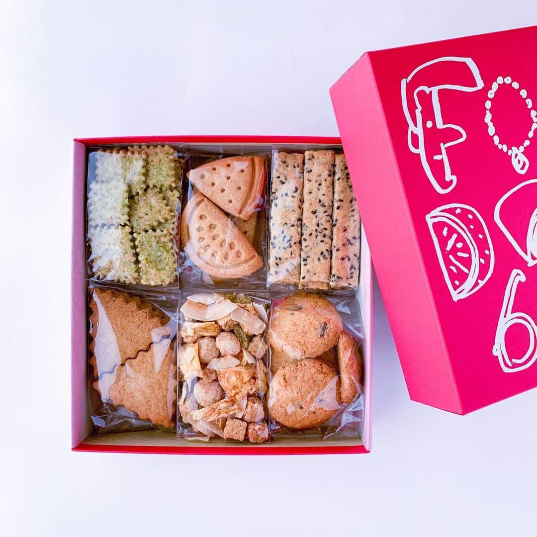 なかしましほ（foodmood）さんのインスタグラム写真 - (なかしましほ（foodmood）Instagram)「オンラインショップでは、すいか色のクッキーBOX、バナナシフォン、あんずのチーズケーキが今回で終売となります。よろしくお願いします。」8月19日 12時26分 - foodmoodshop