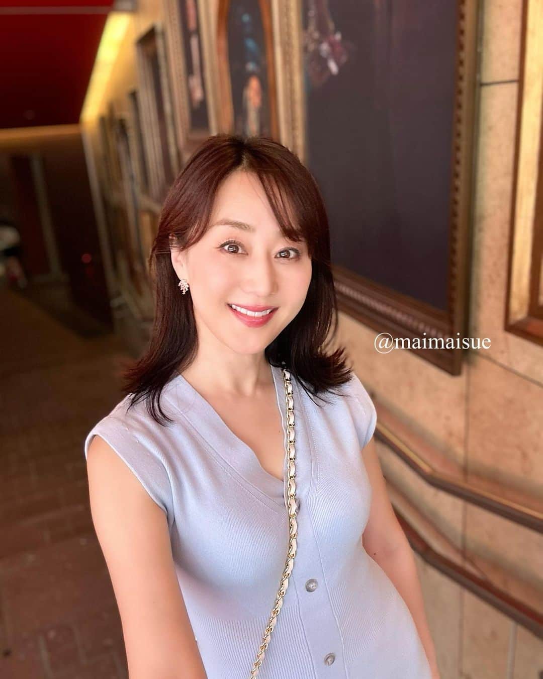 村上麻衣のインスタグラム：「昨年夏も行った、赤坂の駅の ハリーポッターの大階段🪄  舞台「ハリーポッターと呪いの子」でも登場する「逆転時計(タイムターナー)」が大きなオブジェとなって飾られています。  10枚目は、1年前‥2022/8/2の写真。 コロナ治った後初めてのお出かけだったからよく覚えてる😅 あれからもう一年かぁ。  #赤坂 #ハリーポッター #赤坂駅 #akasana #harrypotter」
