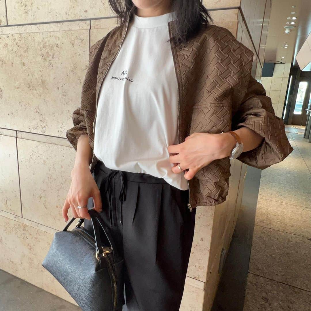 神戸レタス三宮店さんのインスタグラム写真 - (神戸レタス三宮店Instagram)「. 存在感のあるぽこぽこ素材のブルゾンは ショート丈で、ダブルポケットがアクセントに☺️🩵 パンツで合わせて綺麗めカジュアルコーデはもちろん、スカート合わせもおすすめです🤭🌷 . タグ付けできなかったアイテム 🏷️K1257:¥3,690 . ▷紹介スタッフ うっしー　159cm . . .  #kobelettuce #神戸レタス #プチプラ #プチプラコーデ #かわいい #おしゃれさんと繋がりたい#ショート丈ブルゾン #大人かわいい #プチレタス #秋コーデ#ワンピースコーデ#アパレル店員#夏服#大人カジュアル #Tシャツコーデ#レタ女 #レタジョ #三ノ宮#きれいめカジュアルコーデ」8月19日 12時23分 - kobe_lettuce_realshop