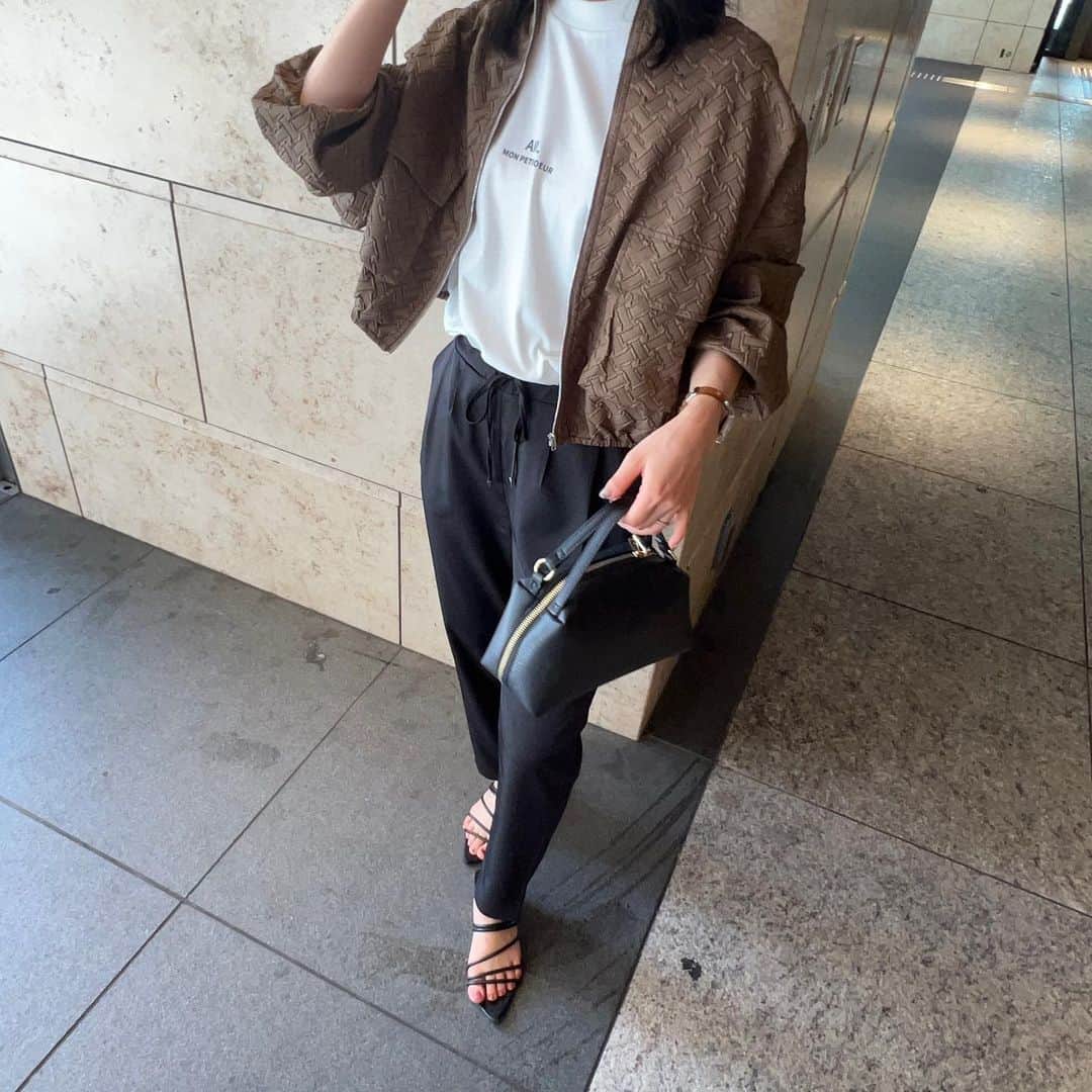 神戸レタス三宮店さんのインスタグラム写真 - (神戸レタス三宮店Instagram)「. 存在感のあるぽこぽこ素材のブルゾンは ショート丈で、ダブルポケットがアクセントに☺️🩵 パンツで合わせて綺麗めカジュアルコーデはもちろん、スカート合わせもおすすめです🤭🌷 . タグ付けできなかったアイテム 🏷️K1257:¥3,690 . ▷紹介スタッフ うっしー　159cm . . .  #kobelettuce #神戸レタス #プチプラ #プチプラコーデ #かわいい #おしゃれさんと繋がりたい#ショート丈ブルゾン #大人かわいい #プチレタス #秋コーデ#ワンピースコーデ#アパレル店員#夏服#大人カジュアル #Tシャツコーデ#レタ女 #レタジョ #三ノ宮#きれいめカジュアルコーデ」8月19日 12時23分 - kobe_lettuce_realshop