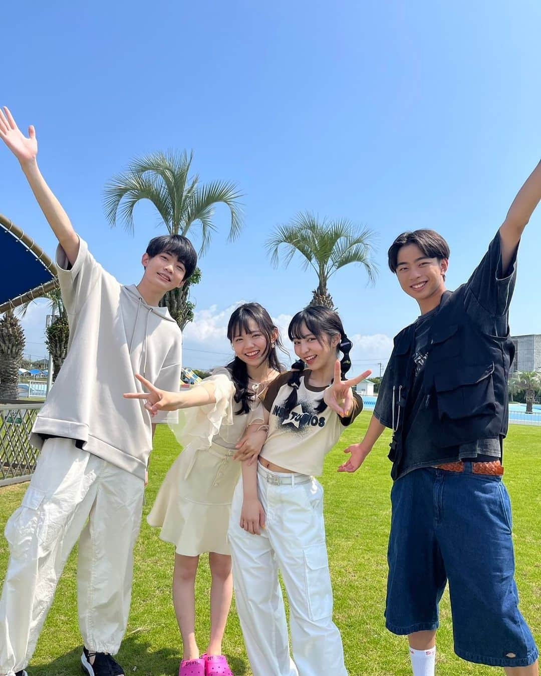 内田蓮のインスタグラム：「海がきれいだった〜 ニコモとメンモ4人のオフショ📷 ニコラ9月号発売中です😊  #内田蓮 #久野渚夏くん #松田美優ちゃん #小松崎ふたばちゃん #ニコラ #nicola #ニコラメンズモデル #メンモ #メンズモデル #ニコモ #ニコラ9月号」