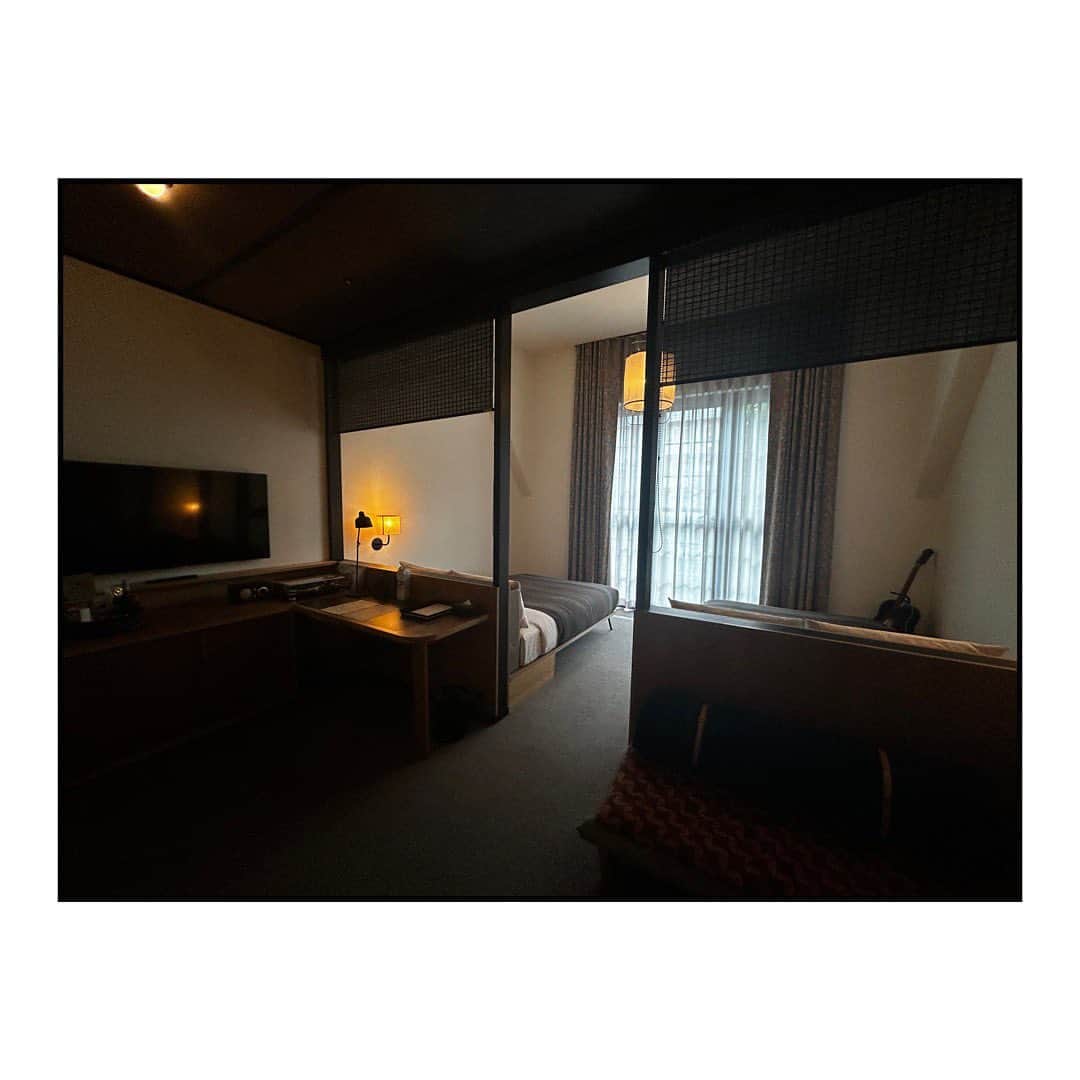 藤田敦子さんのインスタグラム写真 - (藤田敦子Instagram)「ㅤ 久々の京都。 地元の友達には誰1人会えんかったし(笑) なんなら徳島行きも断念したけど お初の @acehotelkyoto に @hafhglobal を使って泊まれたので 快適な滞在でとてもよかった✨  泊まる時の自分の中での基準値は色々あるんやが  ・ファシリティ ・部屋の広さ、内装 ・清潔さ ・立地、ビュー ・食事（ホテル内外含む） ・アメニティ ・チェックイン時のスムーズさ ・駐車場 ・アクセス(公共交通機関) ・プールの有無  ざっとこんなところ。 駐車場とプールが館内にないのが残念でしたが それ以外は🙆‍♀️🙆‍♀️🙆‍♀️ 何せ京都の中心地でしたので 利便性は申し分なく👍  ちなみに予約時に使ったHafhは本当にスムーズで わたしは2,600コインほどあったのですが 今回2,000コインでヒストリックツインに宿泊。  Hafhの何が良いってハイローシーズン関係なく コインが一定なので、今回みたいにお盆真っ只中でも 66,000円相当で泊まれました✨ 翌日普通に取ると85,000円くらいやったから やはりめちゃお得であることをここに証明します🙏  ちなみにいつもは  初月9,800円で300コイン、 招待だと+100 →9,800円で400コイン  のところ、25までは  初月2,940円で300コイン 招待だと+200コイン →2,940円で500コイン  だそう。 もちろん招待した私にもコイン入るから 誰か招待したいところです。笑  #blendatrip #blendatrip2023 #travel #旅行 #旅 #acehotel #kyoto #京都 #エースホテル #hafh #hafh旅」8月19日 12時35分 - blenda0305