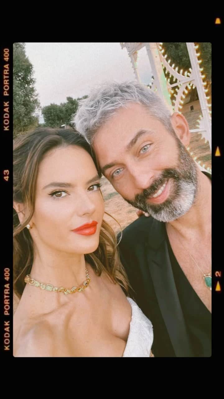 アレッサンドラ・アンブロジオのインスタグラム：「We’ve being around the world…. 🫶🎈🌎  Happy birthday to the one and only!!!!! Love u to pieces my soul brother @milanwrld and wish u all the best in life!!! 🎂🎉🥳🎈💫」