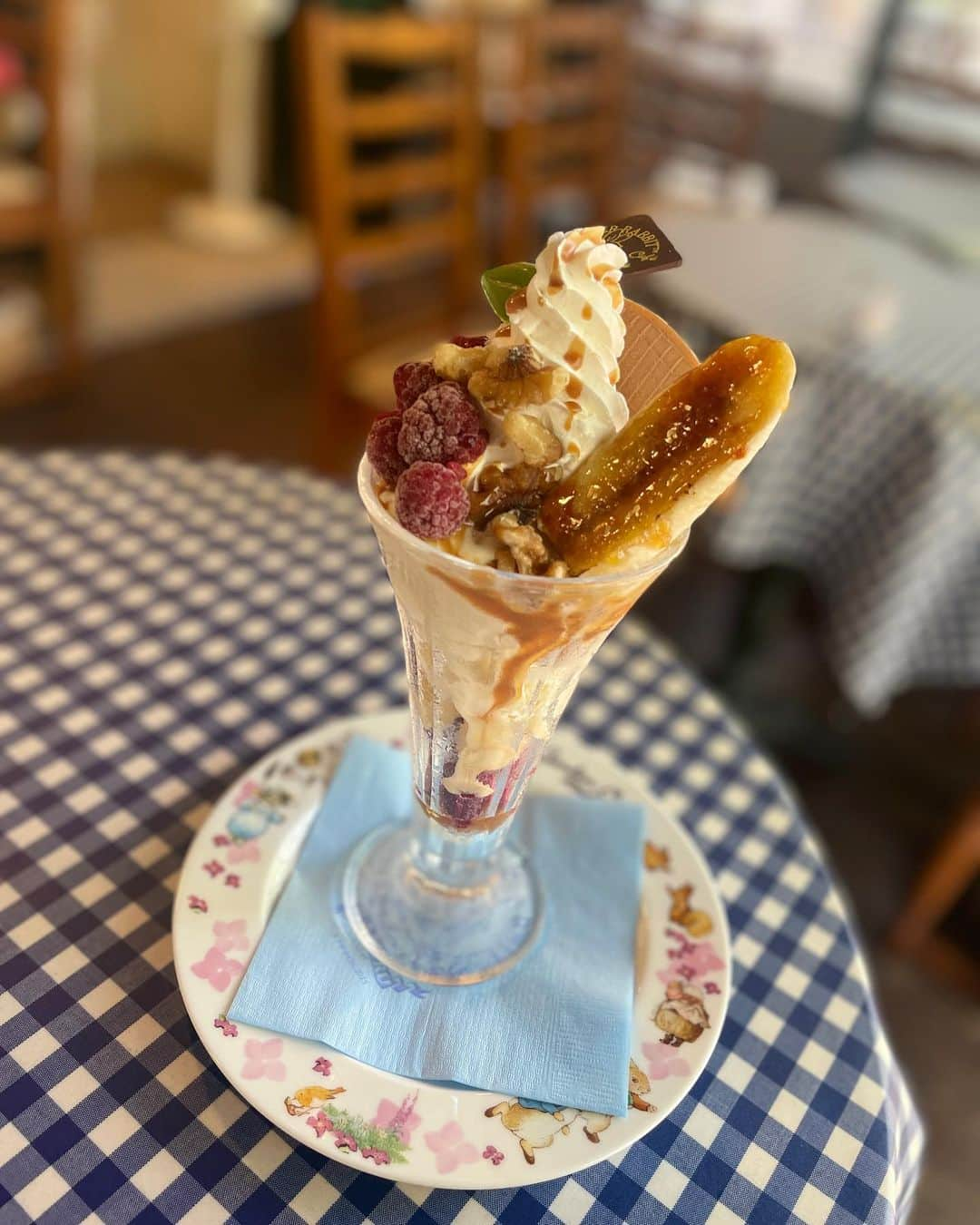 花音舞さんのインスタグラム写真 - (花音舞Instagram)「🐇  ピーターラビットカフェ🍰  店内にも森の動物達がいるよ！！ とっても可愛くて… メニューも色々あって迷ったけど、暑いからパフェ食べちゃったw  待ち時間に読める絵本もあったり、おしぼりも🐇で、ずーっと楽しく過ごせるカフェでした☕️  また行きたいなーー♡  #ピーターラビット  #ピーターラビットカフェ  #パフェ #森の動物たち  #絵本  #楽しかった」8月19日 12時44分 - mai_kanon_official