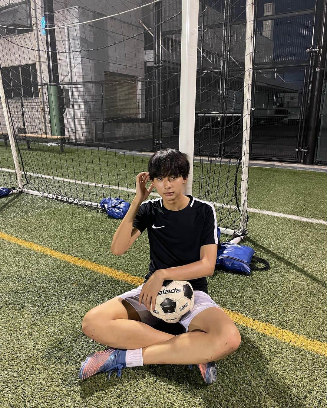 松井大奈さんのインスタグラム写真 - (松井大奈Instagram)「今日の投稿は、僕の趣味のフットサル⚽️ 週一回友達と集まってやってます!! サッカーは3歳から兄の影響で始めて高校までやってて、14年間やってます！   #メンズノンノモデルオーディション2023  #メンズノンノ #松井大奈  #フットサル  #サッカー」8月19日 12時43分 - akvysv