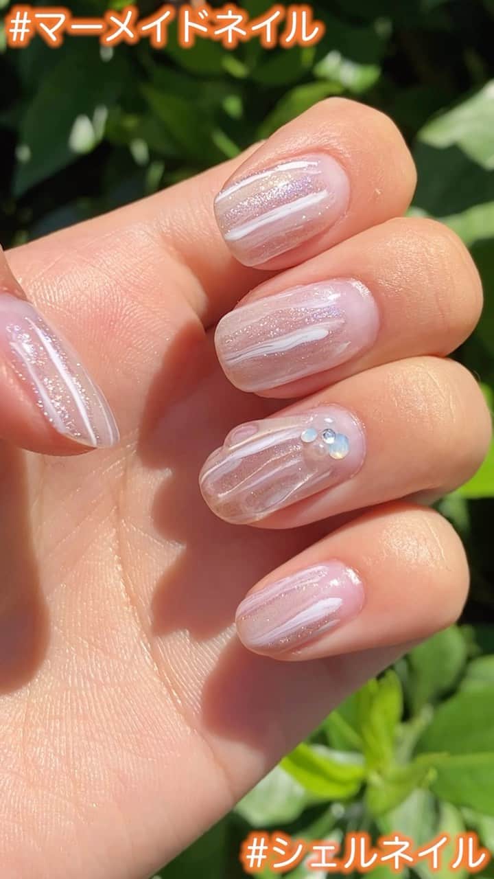 ケリーアンのインスタグラム：「☀️マーメイドネイル🧜🏼‍♀️  オフィスでもOKな色味💅✨  #ジェルネイル #セルフネイル #セルフジェルネイル #ネイルアート #gelnails #nails #nailart  #magneticnails #マグネットネイル #ニュアンスネイル #マーメイドネイル #シェルネイル   ♪ by @fkncoffee  @nanakara_jp マグネットジェル 116AMG, カラージェル 008GS  @youngnails.jp  ベースジェル、トップジェル、プロテインボンド」