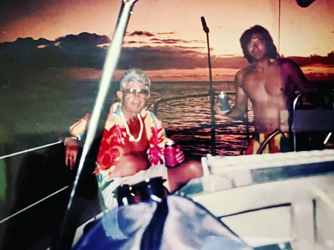 岡田美里さんのインスタグラム写真 - (岡田美里Instagram)「エリックス5世は父、エリックが愛した最後の船でした。ハワイに引っ越してくる時にどうしても船をハワイに持って行きたいというので、貨物船に乗せて運搬し、ワイキキヨットクラブに係留していました。ハワイに来てからはオアフ島をぐるっと一周したり、ラナイ島やモロカイ島までセイリングしたり😍夕日の写真はオアフ島一周してカエナポイントを回って最後夕日と共にアラワイに戻ってきた時の父とオガちゃん😃😃それから父が亡くなり、船を手放したんですが、6年前にエリックス5世をラハイナハーバーで発見❣️うちの船は赤いラインが特徴で、遠くから見てもすぐにわかります❣️それからラハイナに行く時はハーバーをチェックして遠くから眺めていました❣️ それで今回の火事😱😱ラハイナハーバー内に停泊していた船は全焼。外に出ていた2隻だけが生き延びたんだそうです。RIP エリックス5世😭😭😭 My dad’s old boat Ericks5 got caught in fire in Lahaina Harbor RIP😭😭😭#lahainastrong #mauistrong #lahainaharbor #lahaina #maui」8月19日 12時49分 - millieokada