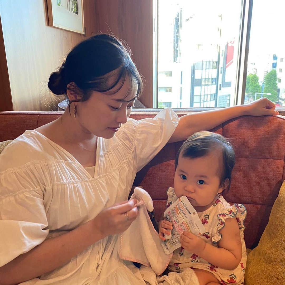 神尾美沙さんのインスタグラム写真 - (神尾美沙Instagram)「もう1ヶ月くらい経つ…🥹 娘、1歳の誕生日はキャロットケーキでスマッシュケーキ🥕 ちょうどつかみ食べに意欲が出てきた頃で、楽しそうに食べてた☺️母は片付けで全ての精神力を持っていかれました。笑  選び取りとか一升餅も簡単にやったんだけど、一升餅、泣くって聞いてたのにフンフン言いながらたくましく背負ってて笑った😂 最近はテレビとか街中の人にもバイバイ出来るようになって、どんどん赤ちゃんから進化してるな〜と感慨深い日々🥹 すくすく育っておくれ〜！」8月19日 12時51分 - kamiomisa