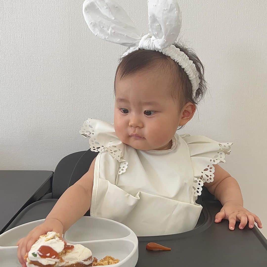 神尾美沙さんのインスタグラム写真 - (神尾美沙Instagram)「もう1ヶ月くらい経つ…🥹 娘、1歳の誕生日はキャロットケーキでスマッシュケーキ🥕 ちょうどつかみ食べに意欲が出てきた頃で、楽しそうに食べてた☺️母は片付けで全ての精神力を持っていかれました。笑  選び取りとか一升餅も簡単にやったんだけど、一升餅、泣くって聞いてたのにフンフン言いながらたくましく背負ってて笑った😂 最近はテレビとか街中の人にもバイバイ出来るようになって、どんどん赤ちゃんから進化してるな〜と感慨深い日々🥹 すくすく育っておくれ〜！」8月19日 12時51分 - kamiomisa
