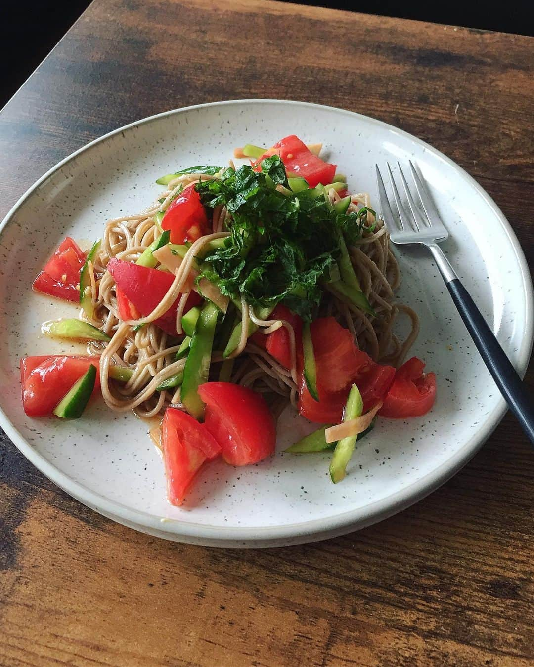 めぐのインスタグラム：「8月19日(土)お昼ごはん お昼ごはんは、冷たいお蕎麦𓎩𓌉𓇋 ‎ トマトときゅうり、ハムで 麺つゆ、ごま油と少しだけ焼肉のタレを 隠し味で和えました。 仕上げに大葉ものせて。 暑くてジメジメしてる日はこれが本当 美味しい〜！ 最近娘もお蕎麦が大好きなので おかわりしてくれました‎♡⃛ ̖́-  お蕎麦は @uzuki_seimen さんの 細めのお蕎麦。 ツルっとしたのどごしでとっても 食べやすい⺣̤̬‪‪❤︎‬」