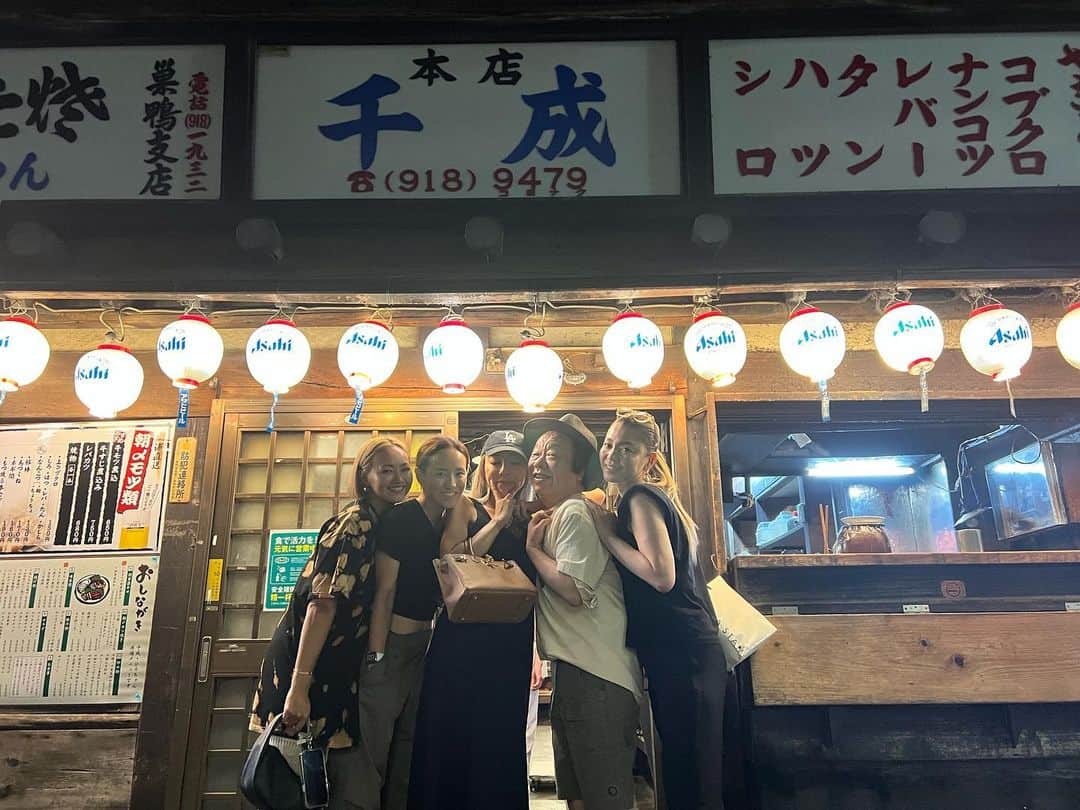 のインスタグラム：「🫶🏾 懐かしいメンバーが集まり(みんな誰が来るか知らない) 懐かしい場所で…🍺❤️  #懐かしい面子 #変わらない面子 #最高だた」
