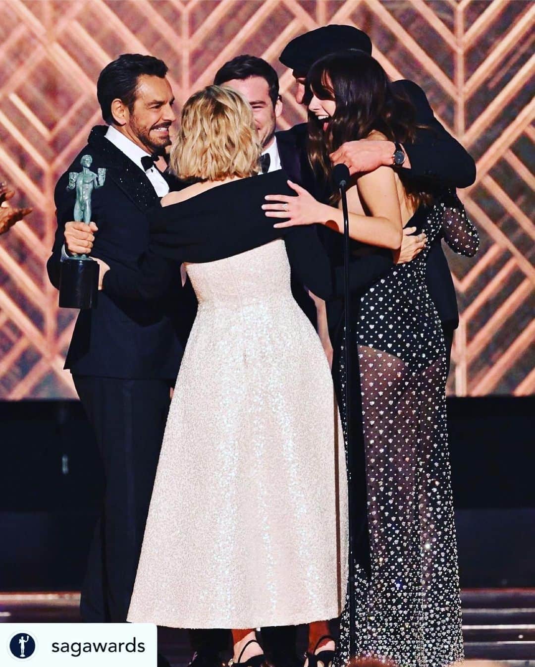 マーリー・マトリンのインスタグラム：「Repost from @ederbez • @sagawards Here’s to celebrating our unity, and to a future where all actors thrive. 🤟 #SAGAFTRAstrong  📸: @shutterstocknow」
