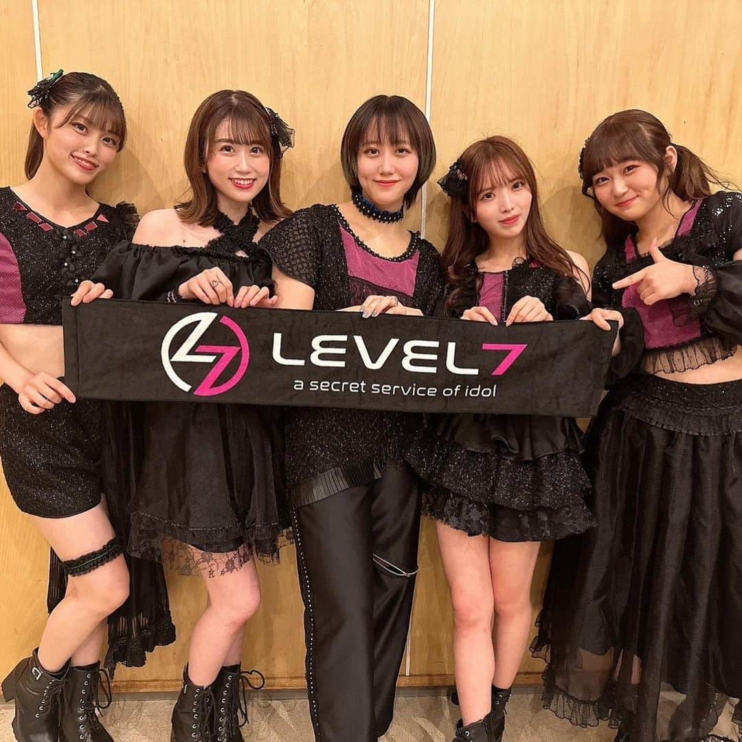 有川結女さんのインスタグラム写真 - (有川結女Instagram)「level7デビューしました！！💐 デビューライブ ありがとうございました😭💗  緊張でいっぱいでしたが たくさんの方に見に来て頂けて 最高なデビューライブになりました🥹💓ピンクのサイリウムもたくさん ありがとう😭 デビューライブを迎えるまで私はダンスも苦手だしこんな私がlevel7として認めてもらえるのかなとか不安がいっぱいで、たくさん練習してきました。 でも、デビューを迎えてたくさんの人がよかったよ。って言ってくれて私は本当にlevel7になれたんだって感じられたし凄く嬉しかったです。不器用でまだまだの私ですがこれからももっと成長していけるように頑張るので たくさん愛してもらえると嬉しいです☺️💗  これからたくさんライブも増えるのでお時間合う時会いに来てね🫶 会えるの楽しみにしてます🫧🫧 改めてこれからよろしくお願いします☺️💓  #アイドル #idol #level7 #デビュー #推し #ピンクカラー #ボブ#外ハネ」8月19日 13時00分 - yume_arikawa0804