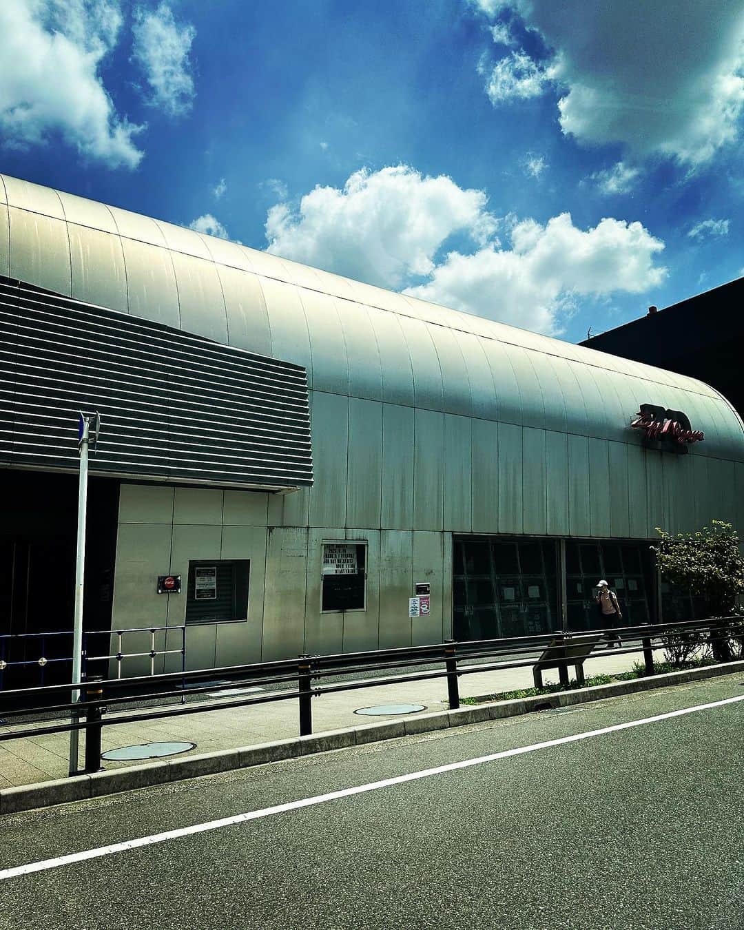 JILLのインスタグラム：「さぁ、Zepp NAGOYA❣️  入場時に配られるスペシャル冊子。 撮り下ろしのインタビューと共に、 私とISSAYくんの対談がちらっと。 懐かしい。 熱くやろう🔥 熱く💪 C’mon！👍👍👍  バンドやろうぜ  ROCK FESTIVAL  THE BAND MUST GO ON !!  【名古屋公演】 ■開催：2023年8月19日（土）18:00開演 ■会場：Zepp Nagoya ■出演：GO-BANG’S／JUN SKY WALKER(S)／PERSONZ ◎主催：TOKAI RADIO　◎後援：宝島社 ◎お問合せ：サンデーフォークプロモーション 052-320-9100（12:00～18:00）  ————————————— #バンドやろうぜ #PERSONZ #8月26日_福岡電気みらいホール —————————————- PERSONZ「I AM THE BEST TOUR」  5月06日_横浜赤レンガ倉庫 5月07日_横浜赤レンガ倉庫 6月18日_高知県立県民文化ホール グリーンホール 6月24日_札幌CUBE GARDEN 7月02日_ヒューリックホール東京 7月22日-仙台rensaホール 7月23日_函館金森ホール 8月04日_名古屋ダイアモンドホール 8月05日_大阪クラブクワトロ 8月11日_新潟LOTS 8月12日_高崎芸術劇場スタジオシアター 8月26日_福岡電気みらいホール —————————————- #jillpersonz  #personz  #youtubepersonzチャンネル #note  #jillpersonz  #エアプレ #JILLプレ #ラジオ高崎 #三味線jill屋」