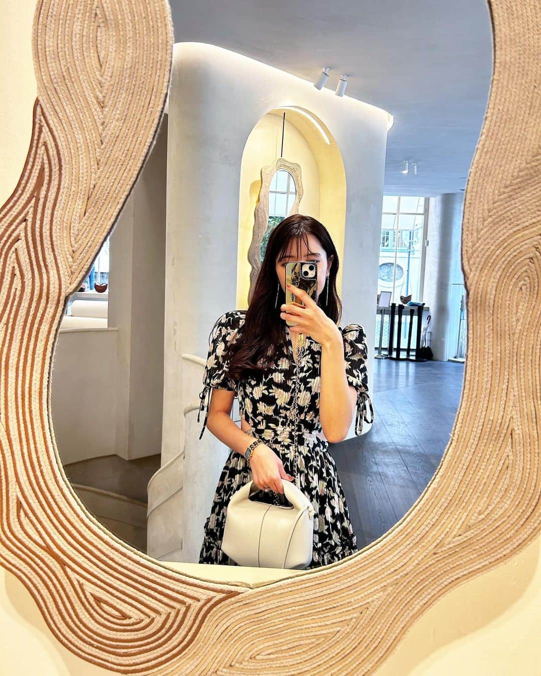 大崎佑実のインスタグラム：「⁡ とても愛用してるPoleneのパリ本店にお邪魔してきました✨ ご厚意で開店前にご案内頂いたのですが、 開店30分前からお店の前に長い列ができるほど！人気の高さに驚きました😳💗  Poleneのバッグの印象にぴったりの柔らかな雰囲気と、 上品ナチュラルでシンプルな内装、 そして本革を使ったインテリアが置いてあり、 こだわりの詰まった本当に素敵な店舗でした✨ 1枚目写真の鏡の額も本革でデザインされてます🥂 ⁡ 日本でもすでに大人気ですが、 ついに日本１号店が東京で9月オープン予定です☺️💓 是非直接お手に取って、 Poleneのバッグのフォルムの美しさや 高品質の革を見て頂きたいです💓  #polene #ポレーヌ」