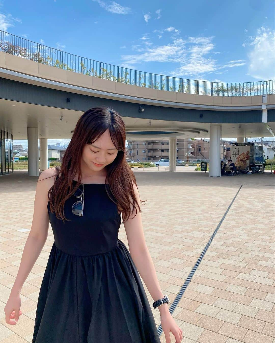 坂口理子のインスタグラム：「まだまだ暑さが続きますね...☀️  サングラスをかけてみたものの 少しずれちゃってオシャレにはなりませんでした....の写真です  ワンピースお気に入りです！  #ららぽーと福岡 #acak」