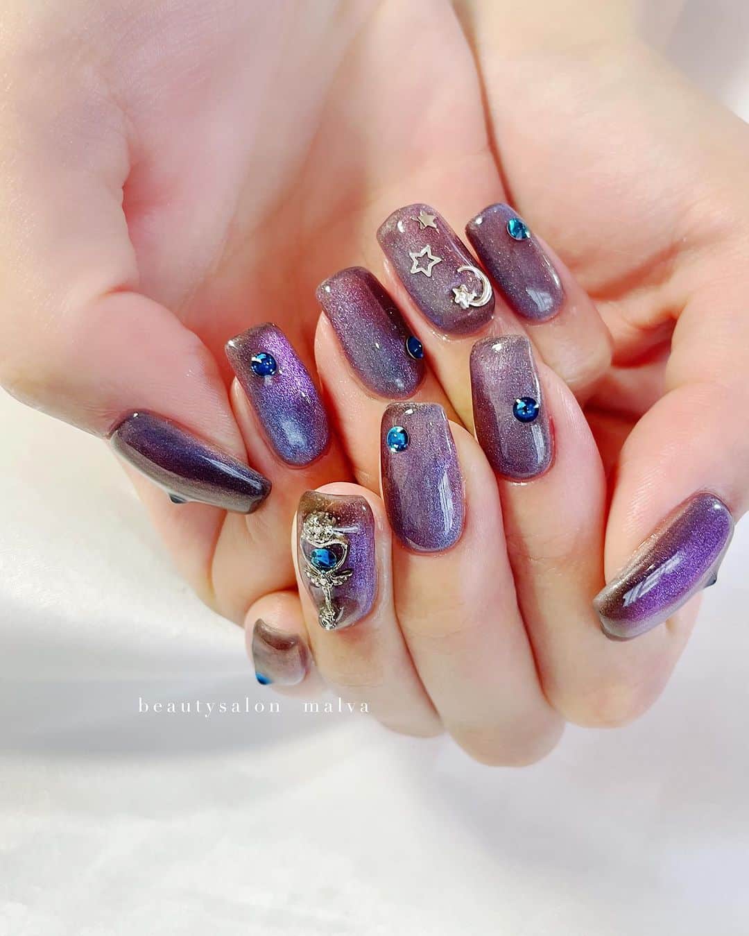 nailsalon malva（ネイルサロンマルヴァ）のインスタグラム：「【ムーンスタイル 〜選べる推しカラーカラーネイル〜】でご予約可能🌙 ⁡ ゴールドパーツが苦手な方は シルバーパーツでお楽しみください✨ ⁡ シルバーになると雰囲気も変わり少し大人めな感じに✨ ⁡ ⁡ シルバーパーツをご希望の方は 事前にお問い合わせください🙇‍♀️ ⁡ ⁡ ↪︎ ネイルのケアと保証期間 ⁡ malvaのネイルはドライケア、カットスタイルも込みです。 保証期間は約4週間となります（※ご新規様は3週間となります）。 ⁡ ＿＿＿＿＿＿＿＿＿＿＿＿＿ ⁡ ⁡ 𝐛𝐞𝐚𝐮𝐭𝐲𝐬𝐚𝐥𝐨𝐧 𝐦𝐚𝐥𝐯𝐚⠀ 📍明治神宮前駅｜原宿駅　徒歩𝟑分 ⠀ 💬ご予約やお問い合わせ 𝐋𝐈𝐍𝐄から承っております @ 𝐦𝐚𝐥𝐯𝐚 ⁡ お気軽にご連絡ください♡ ⁡ ⁡ ＿＿＿＿＿＿＿＿＿＿＿＿＿＿ ⁡ ▸ジェルネイル｜スカルプ｜ネイルケア ▸まつげカール｜まつげエクステ｜ワンホンエクステ ▸ハーブよもぎ蒸し ▸ワックス脱毛 ⁡ \ アシスタント募集中💁‍♀️ / ⁡ ▸リモート可オンラインの画像動画制作アシスタント ▸サロンワーク全般アシスタント ⁡ ⁡ #マグネットネイル #ブルーネイル #パーツネイル  #ガーリーネイル #malva #malvaネイル  #マグネットネイルデザイン #大人可愛いネイル  #ネイル #原宿ネイル #星ネイル  #表参道ネイル #東京ネイルサロン　#明治神宮前ネイル #新宿ネイル #千駄ヶ谷ネイル  #harajukunails #tokyonails #tokyonailsalon ⁡」
