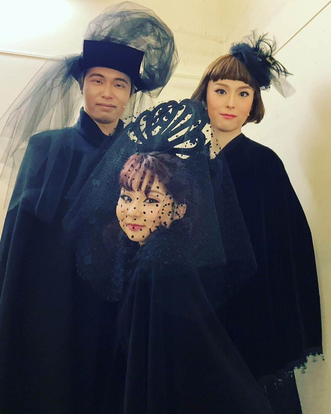 咲花莉帆さんのインスタグラム写真 - (咲花莉帆Instagram)「【ご報告です】  稽古場代役を務めました　#ビートルジュース　にて  急遽、代役として8/18の12時公演に 1度きりですが出演させていただきました。  何としてもこの公演をやり遂げるというカンパニーの皆様の熱意に背中を押していただき 託していただいたバトンを明日に繋げられるよう微力ではありますが全力を注ぎました。  あたたかくお見守りくださった皆様、たくさんのサポートをくださったカンパニーの皆様 本当にありがとうございました！  ※写真は公式X（Twitter）からお借りしました。 以下公式掲載文です。  ___________________________  ビートルジュース本日8/18（金）の公演が終演致しました。公演にお越し頂いたお客様、お心を寄せてくださいました皆様、ありがとうございました。 いつもカンパニーを支えて下さるスウィングの岡本拓也さん、吉井乃歌さん、急遽ご出演頂いた稽古場代役の咲花莉帆さんのスリーショットをパチリ📸  _____________________  #咲花莉帆」8月19日 13時36分 - sakihanariho94