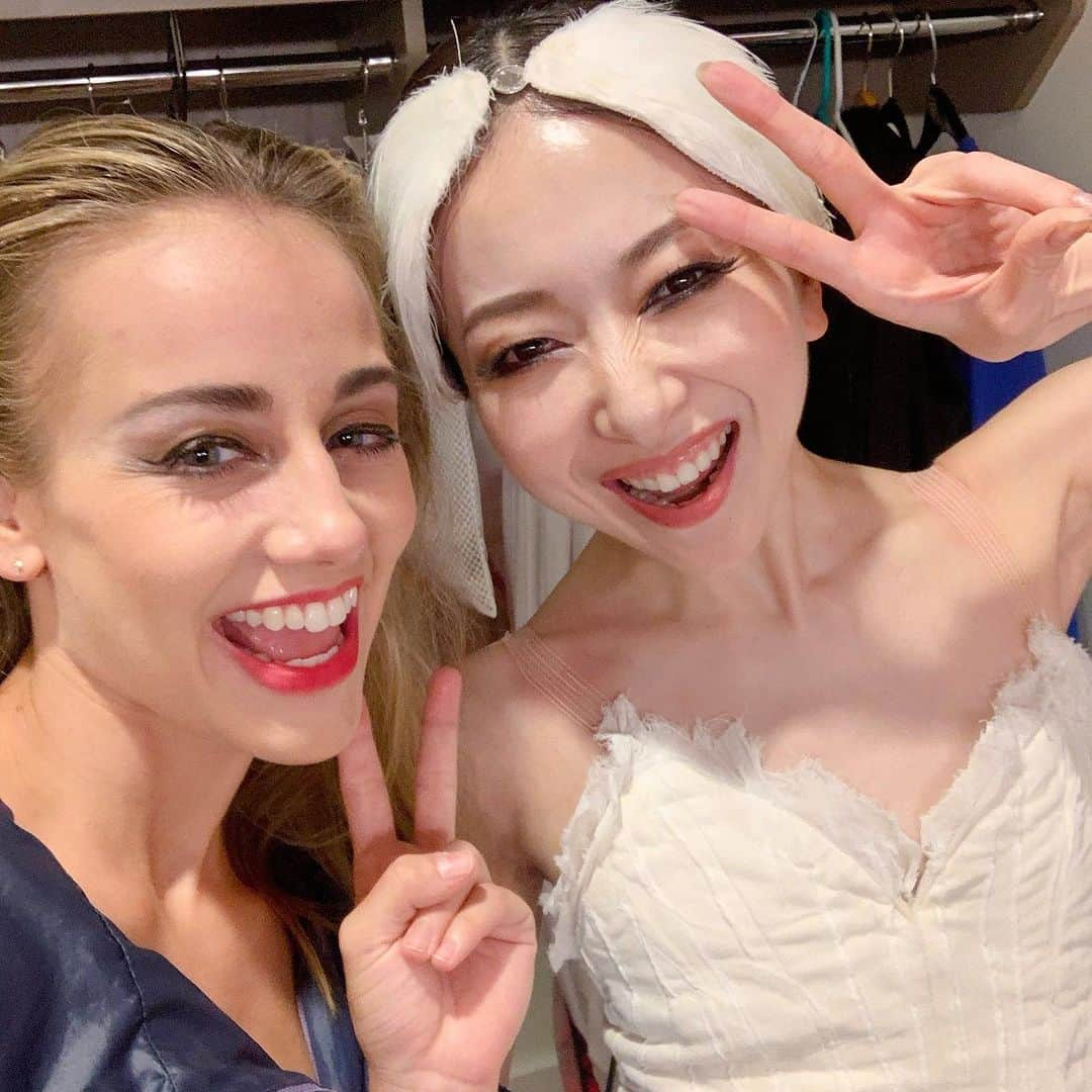 加治屋百合子さんのインスタグラム写真 - (加治屋百合子Instagram)「• Last weekend in Chautauqua🩷 Danced White Swan Pas de Deux and Clear with @houstonballet and Houston Ballet Ⅱ. @houstonballetacademy   Such a talented young group! Every year, there are a few dancers who move up to the main company from HB2🌟  Company members @tylerdonatelli , @naazirmuhammad , @therealericbest & @chriscoomer in pictures #2,3&4 also went through HB2😊  It was also the first tour with @juliekentofficial 💓😘  Happy reunion🩷  先週末はバレエ団の公演でニューヨーク州シャトークアに行って来ました。 ヒューストンバレエのジュニアカンパニーHB2も公演に出演しました。  毎年、バレエ団にはHB2カンパニーから若きホープ数名が入団して来ます。みんな頑張れ〜🌟  2、3&4枚目の写真の @tylerdonatelli , @naazirmuhammad , @therealericbest & @chriscoomer もHB2から入団しました😊」8月19日 13時31分 - yuriko_kajiya