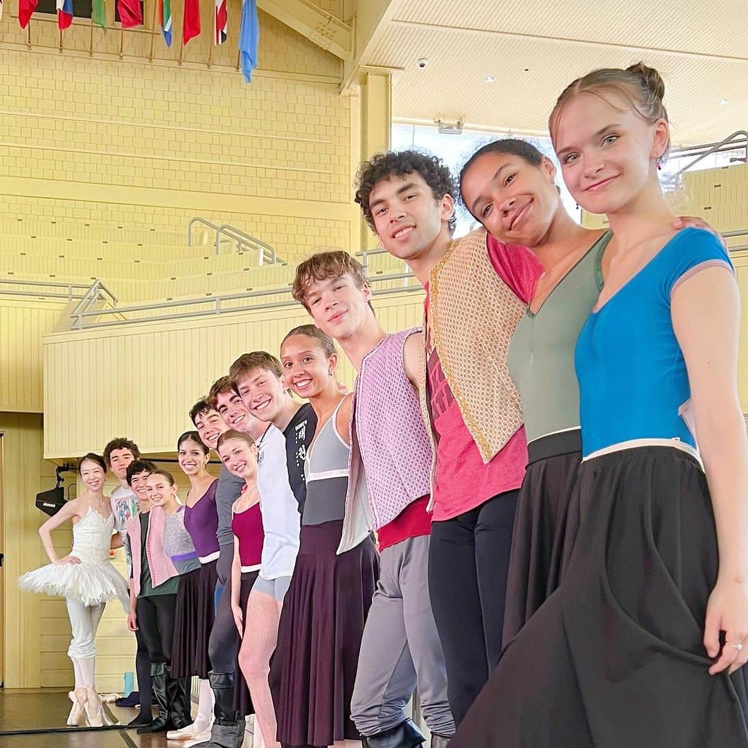 加治屋百合子のインスタグラム：「• Last weekend in Chautauqua🩷 Danced White Swan Pas de Deux and Clear with @houstonballet and Houston Ballet Ⅱ. @houstonballetacademy   Such a talented young group! Every year, there are a few dancers who move up to the main company from HB2🌟  Company members @tylerdonatelli , @naazirmuhammad , @therealericbest & @chriscoomer in pictures #2,3&4 also went through HB2😊  It was also the first tour with @juliekentofficial 💓😘  Happy reunion🩷  先週末はバレエ団の公演でニューヨーク州シャトークアに行って来ました。 ヒューストンバレエのジュニアカンパニーHB2も公演に出演しました。  毎年、バレエ団にはHB2カンパニーから若きホープ数名が入団して来ます。みんな頑張れ〜🌟  2、3&4枚目の写真の @tylerdonatelli , @naazirmuhammad , @therealericbest & @chriscoomer もHB2から入団しました😊」