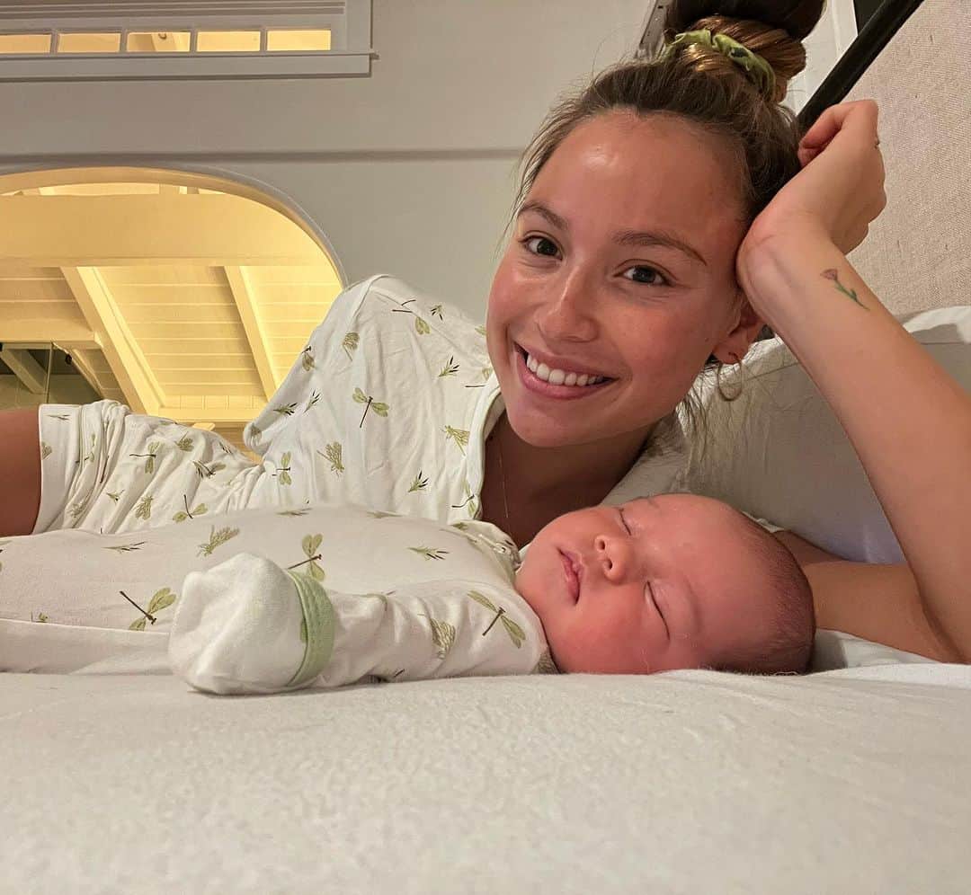 ティア・ブランコのインスタグラム：「Twinning with my little sleeping princess 🌙」