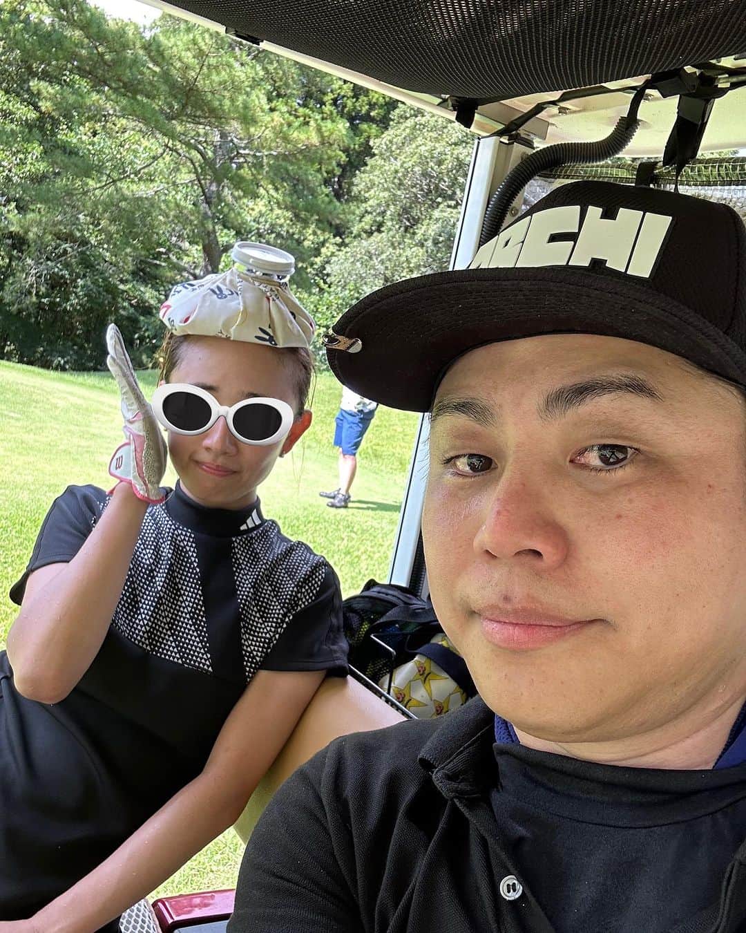 井上裕介さんのインスタグラム写真 - (井上裕介Instagram)「嫁とゴルフ。 暑さで、氷嚢を頭に載せてお オジサン化してます。 #嫁 