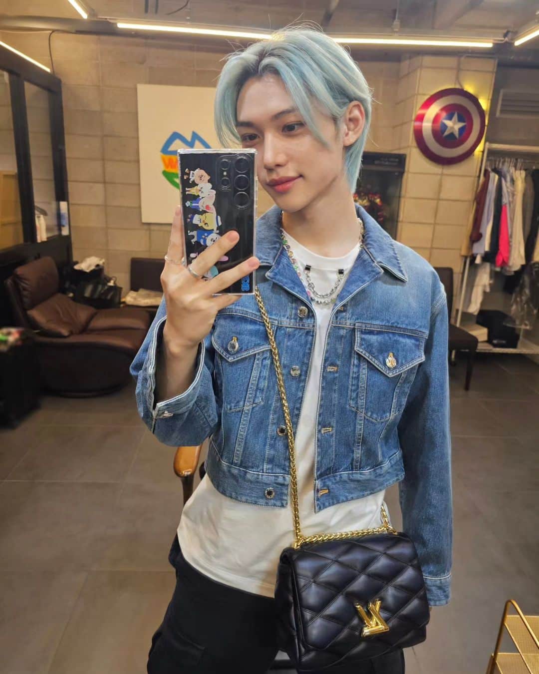 フィリックスのインスタグラム：「🩵😊💙 @nicolasghesquiere @louisvuitton」