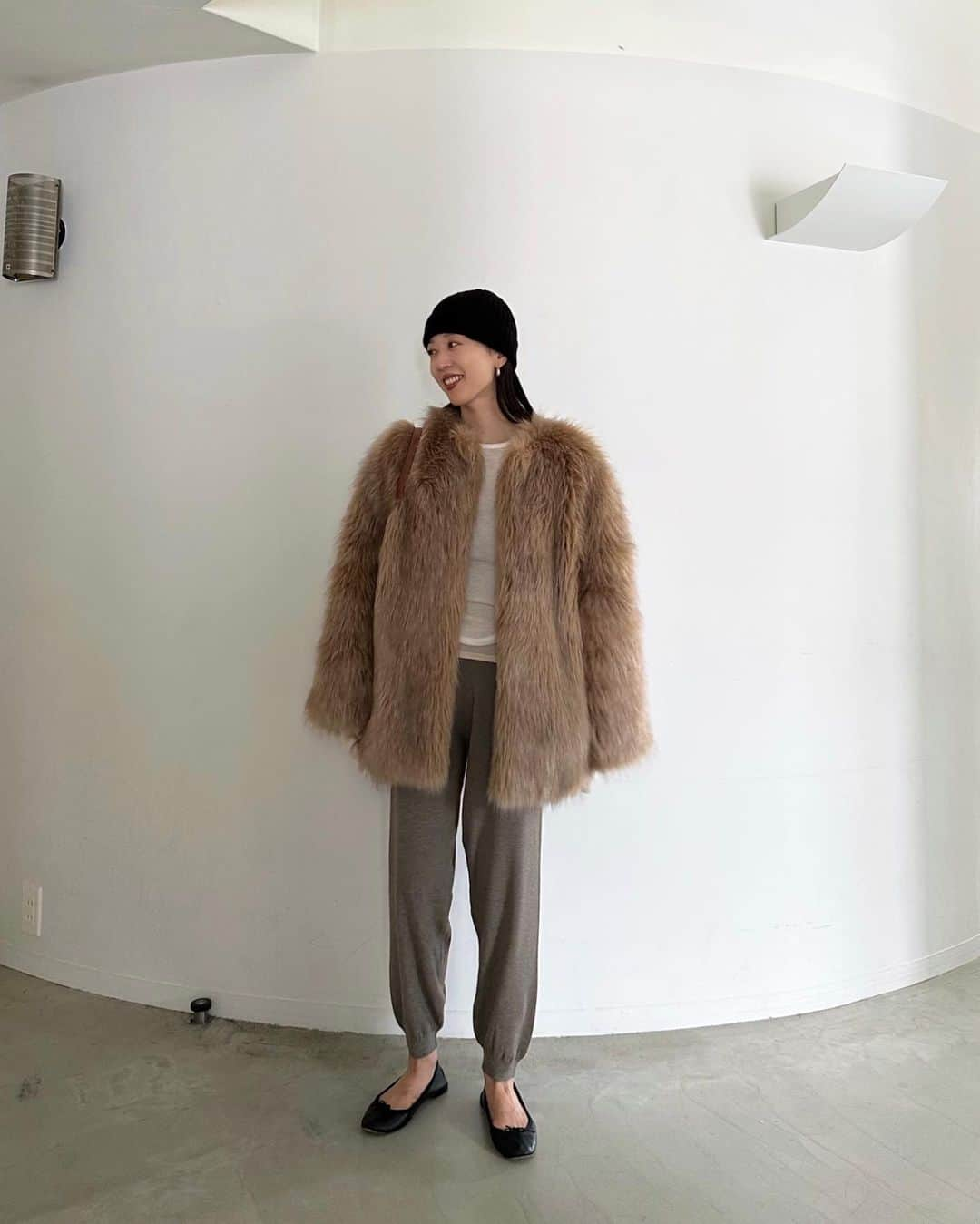 AICOのインスタグラム：「アウター先行予約アイテムのご紹介です。  NO COLLAR VOLUME ECO FUR COAT 着用size2 ボリューム感のあるファーがとても可愛いミディ丈コートです。シルエット、デザイン共に大好み。ノーカラーなので顔周りはすっきりした印象で着て頂けます。フロントにはホックがついており、前をとめて着用することも可能です。 ベージュのファーは上品で好きです。肌馴染みも良く、しっくり着れます。 毛足の長さやボリューム感は何度も試作を繰り返しギリギリまで作り続けました。短毛長毛の組み合わせや、根本と毛先に色差をつけマットな質感に仕上げることで、よりリアルに見えるように拘りました。重厚感のあるCLANEオリジナルのエコファー素材です。 #clane #outer #先行予約会 #clane23awouterpreorder」