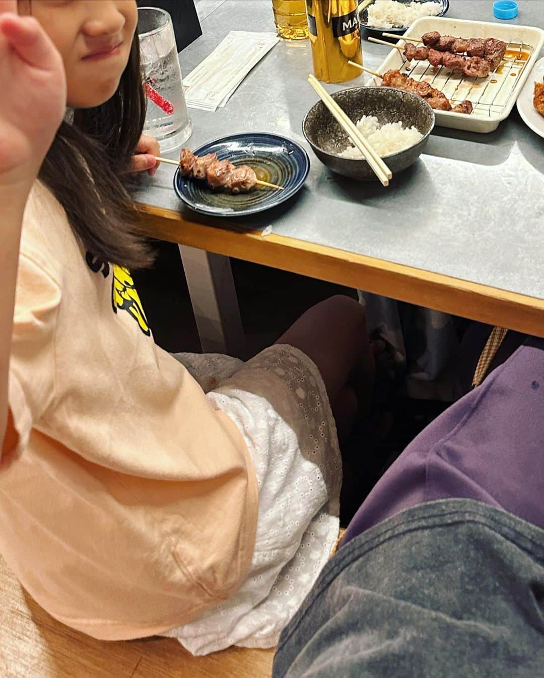西山茉希さんのインスタグラム写真 - (西山茉希Instagram)「彼女達が互いに生み出す満面な笑顔が絶景。  🩷🧡🩷  #母さんコーディネーター #銭湯からの串活 #メガトンで眺めながら #混ぜてもらう女子会 　 みんな赤ちゃんだったのにね。 一緒に串を交わすなんてね。 大きくなったね。  ナイス成長🌈🎖️🌈 ありがとぉ健康🍀」8月19日 13時56分 - maki.nshiyama50