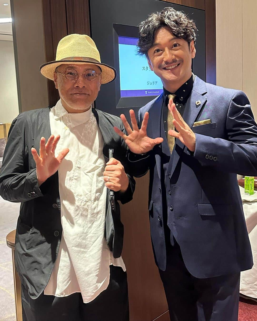 石丸幹二さんのインスタグラム写真 - (石丸幹二Instagram)「昨日はパストラーレ イベント 『 石丸幹二バースデーパーティー2023＠東京會舘』多くの方に祝っていただきました。ありがとうございます。 ロビーに飾っていただいた大きなフラワーアレンジは、#題名のない音楽会 スタジオ収録の際、いつもテーマに沿ってアレンジしてくださっているフラワーアーティスト #花音の #松井達彦 さんの作品 今日は私のイメージで2メートルにも及ぶ作品を作って下さいました。嬉しかった〜 #東京會舘 #石丸幹二」8月19日 13時57分 - team_kanji_ishimaru