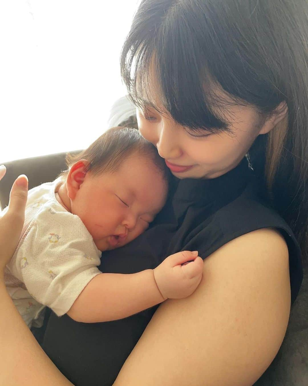 角田奈緒子のインスタグラム：「👶♥ 二の腕太いし二重あごだし すっぴんだし娘も盛れてないけど（2枚目半目😂） そんなことどうでもいいくらい お気に入りの写真🤭  photo by @chan_nana617  遊びに来てくれたときに撮ってくれた写真🥰 素敵な写真ありがとう、、❣️  最近は友達が遊びに来てくれたり 涼しくなった夕方以降に一緒にスーパーに行ったり たくさん息抜きできてる☺  とはいえまだまだ暑い日が続くので 体調に気をつけよう💪」