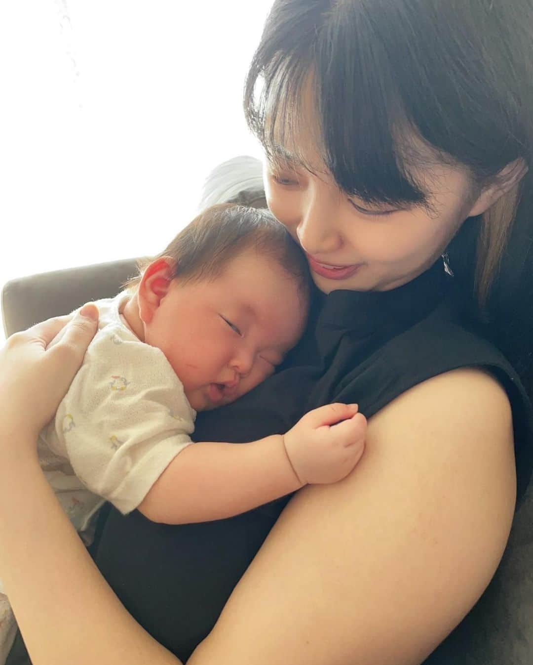 角田奈緒子さんのインスタグラム写真 - (角田奈緒子Instagram)「👶♥ 二の腕太いし二重あごだし すっぴんだし娘も盛れてないけど（2枚目半目😂） そんなことどうでもいいくらい お気に入りの写真🤭  photo by @chan_nana617  遊びに来てくれたときに撮ってくれた写真🥰 素敵な写真ありがとう、、❣️  最近は友達が遊びに来てくれたり 涼しくなった夕方以降に一緒にスーパーに行ったり たくさん息抜きできてる☺  とはいえまだまだ暑い日が続くので 体調に気をつけよう💪」8月19日 14時05分 - naokoon1122