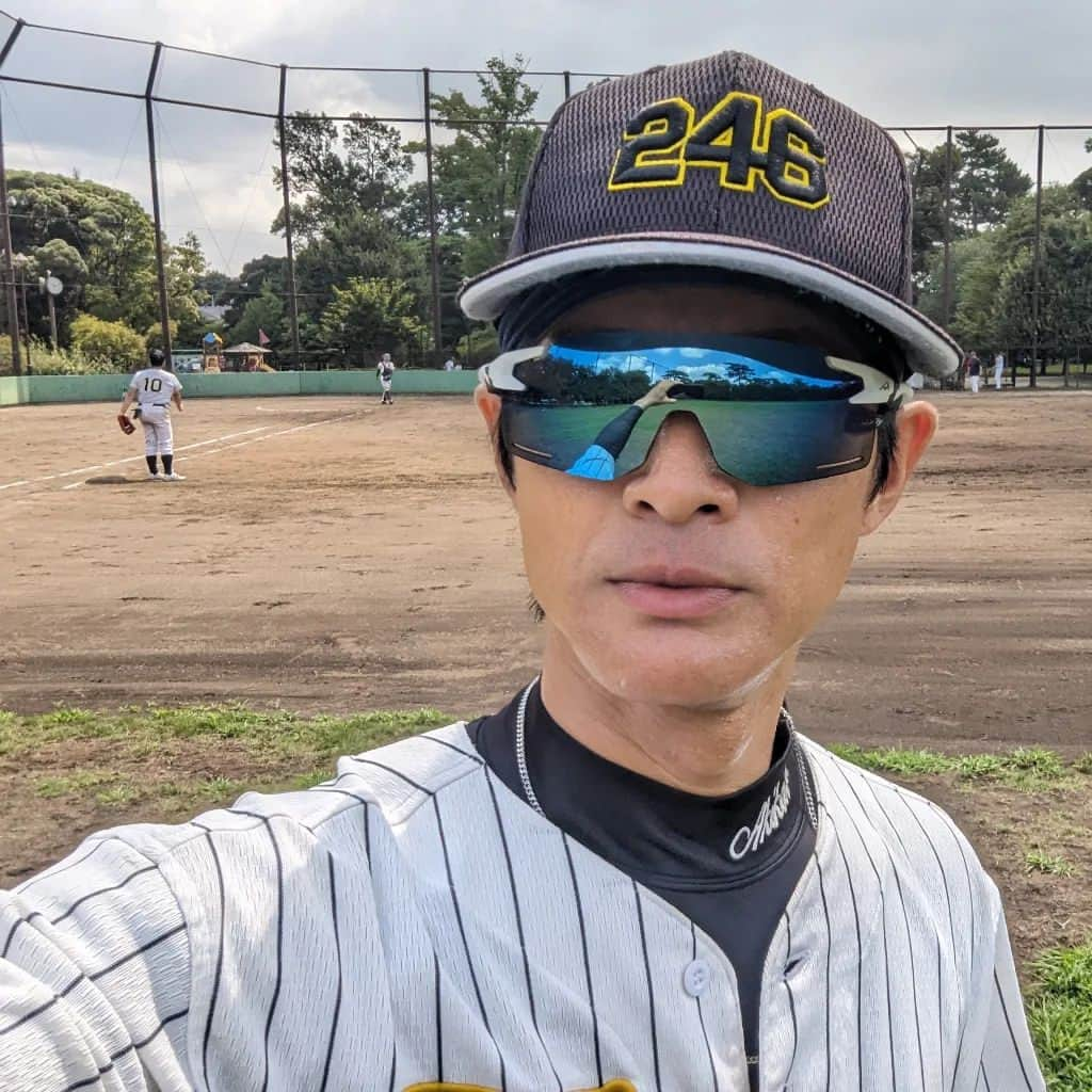 山下晃和さんのインスタグラム写真 - (山下晃和Instagram)「【BASEBALL】今日も今日とて草野球に、セローで行きました。  でも、今日は新しいカルドのEDGEを付けているので、道中も最高に楽しいツーリングです。ヘルメットの中がエンタメです  @cardojapan @cardosystems  今回のEDGEは、付け方がマグネットとツメで、装着はラクなのに、絶対に落ちないような設計です  音質はもともとJBLなので、PACKTALK BOLDから良かったのですが、ボリュームを上げるくるくるボタンが動かしやすくなっています  国内にはいろいろとインカムのメーカーがあるのですが、僕はもうかれこれ10年以上カルドです。  世界的に見たらカルドのシェアが圧倒的にナンバー1だからです。音質、耐久性、デザイン、通信技術の最先端を進み続けているのはカルドだけなのです マスツーでみんなの声が途切れないのもカルドのお家芸  スマホと接続していなくとも、ラジオが聴けます。僕はだいたい81.3fmのJ-waveを聞いていて、関東圏を出たらYTmusicで作ったプレイリストを聴いております イコライザーはHIPHOPのために低音重視に。いろいろと音をカスタムできるのもカルドの良さです  #カルド #インカム #モーターサイクル #MOTO #バイク #音質 #ヘルメットの中がエンタメ #エンタメ #エンターテイメント #音楽 #オーディオブック #ラジオ #radiko #セロー #YAMAHAが美しい #オフロードバイク #草野球 #草野球おじさん」8月19日 14時19分 - travel_akikazoo