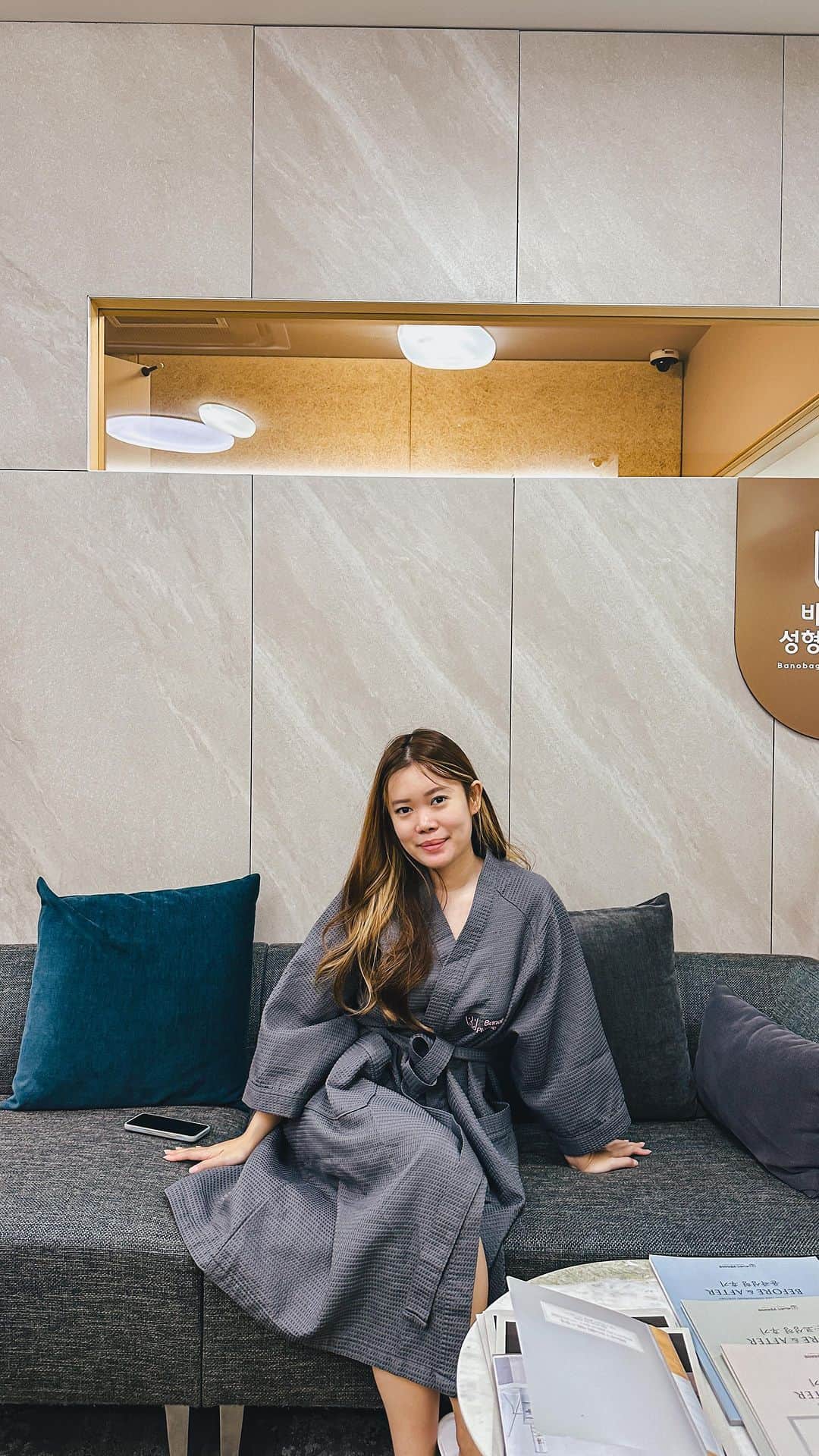 Stella Leeのインスタグラム：「The reason why I stayed in Korea for almost a month in August is because of my surgery at @indonesia_banobagi 🫣  Sudah banyak teman teman influencers yang ditangani oleh tim Banobagi sehingga aku pun merasa tenang menjalaninya di sini 🫶🏻 Untuk booking booking semua dibantu oleh @myvenus.io dan harga yang kita bayar ke klinik itu SAMA aja😍 Dari MyVenus bisa dibantu untuk pickup airport service, booking hotel, translator pendamping, dll  So far I am happy with the service and cant wait to see the final result. Buat kalian yang penasaran dengan operasi plastik di Korea maupun yang ingin mencoba, ikuti perjalanku ya 🫡」