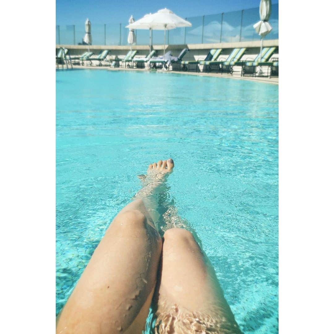 佐藤乃莉のインスタグラム：「涼しくなった？🐥⛱️  #japan#夏#プール#poolside#足」