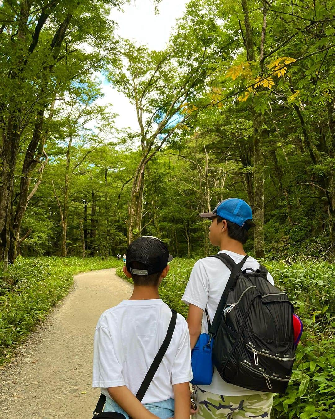 森田麻恵さんのインスタグラム写真 - (森田麻恵Instagram)「2日目の上高地☀️⛰️🌿🌳🛶🍛  晴れても気温は20度くらい。 木々の間を爽やかな風が流れていて快適ハイキング！  辿り着いた明神池は、神聖で穏やかな美しいところでした⛩️  たくさん歩いて、お昼に食べたカレーがすごく美味しかった！  #上高地 #夏休み #summervacay  #familytrip」8月19日 14時37分 - morita_mae